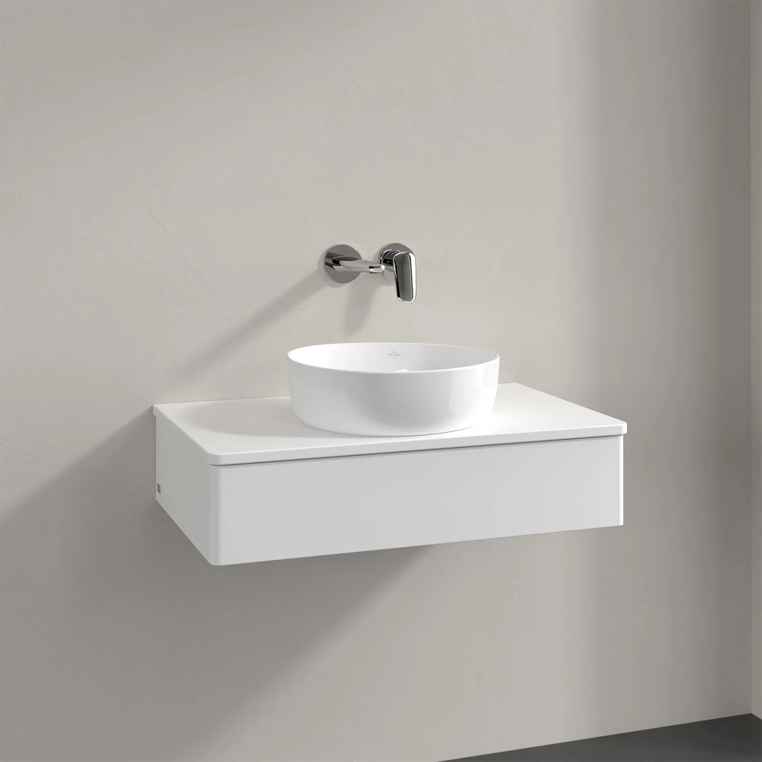 Biała umywalka z baterią ścienną z bliska, Villeroy & Boch
