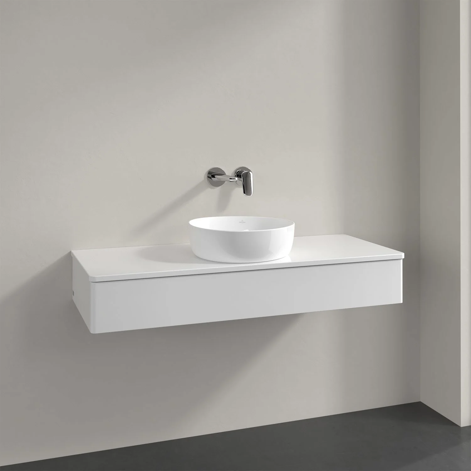 Umywalka z białą powierzchnią w łazience, Villeroy & Boch