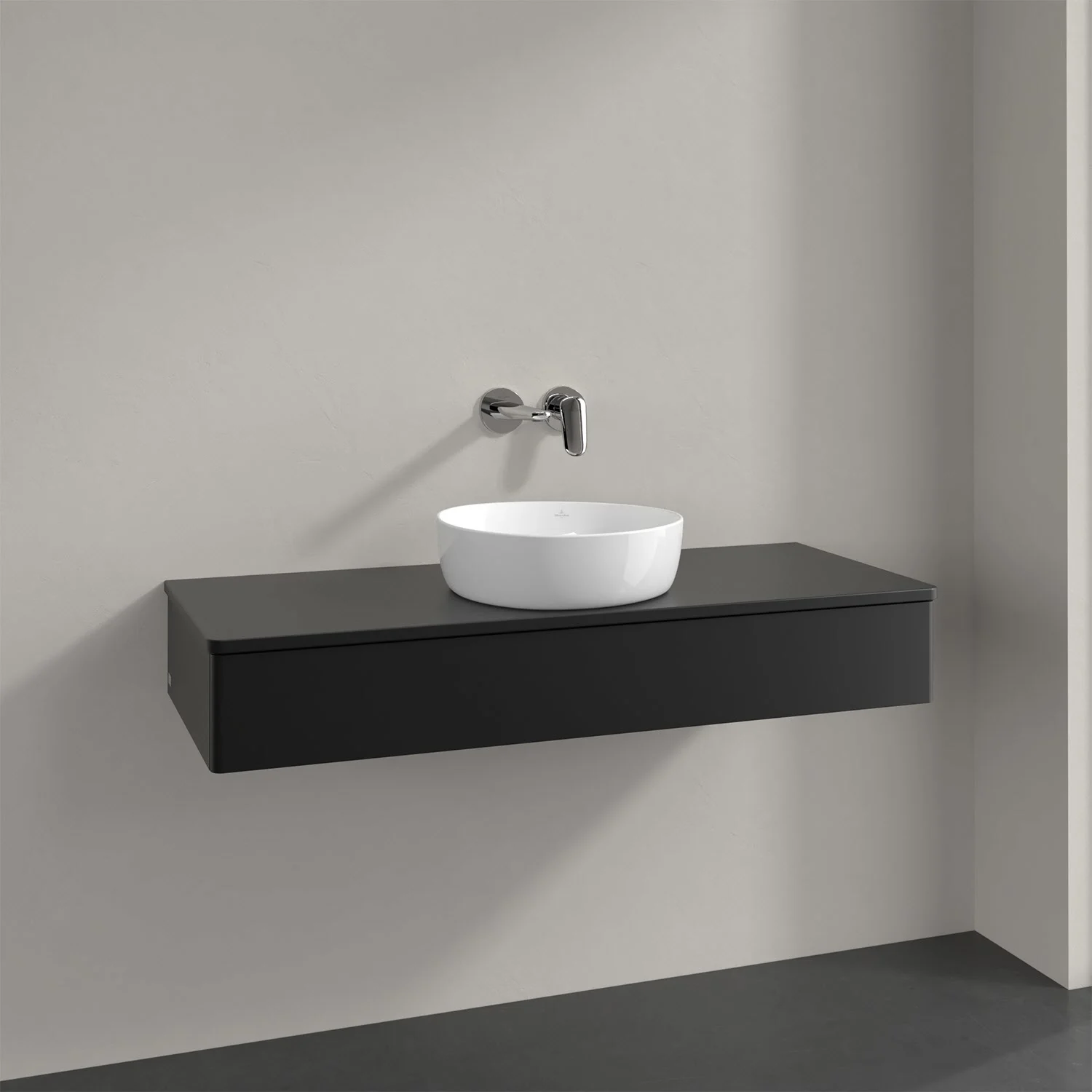 Czarny zlew z baterią ścienną z bliska, Villeroy & Boch