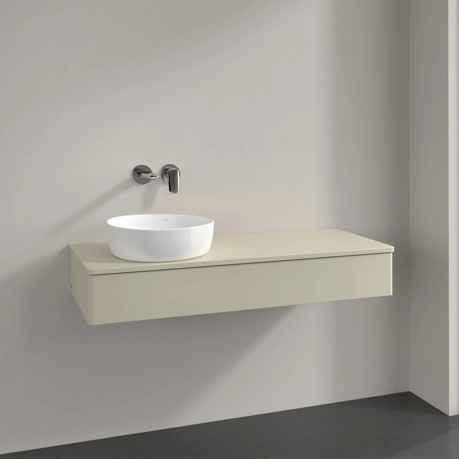 Kremowa umywalka z baterią ścienną w łazience, Villeroy & Boch