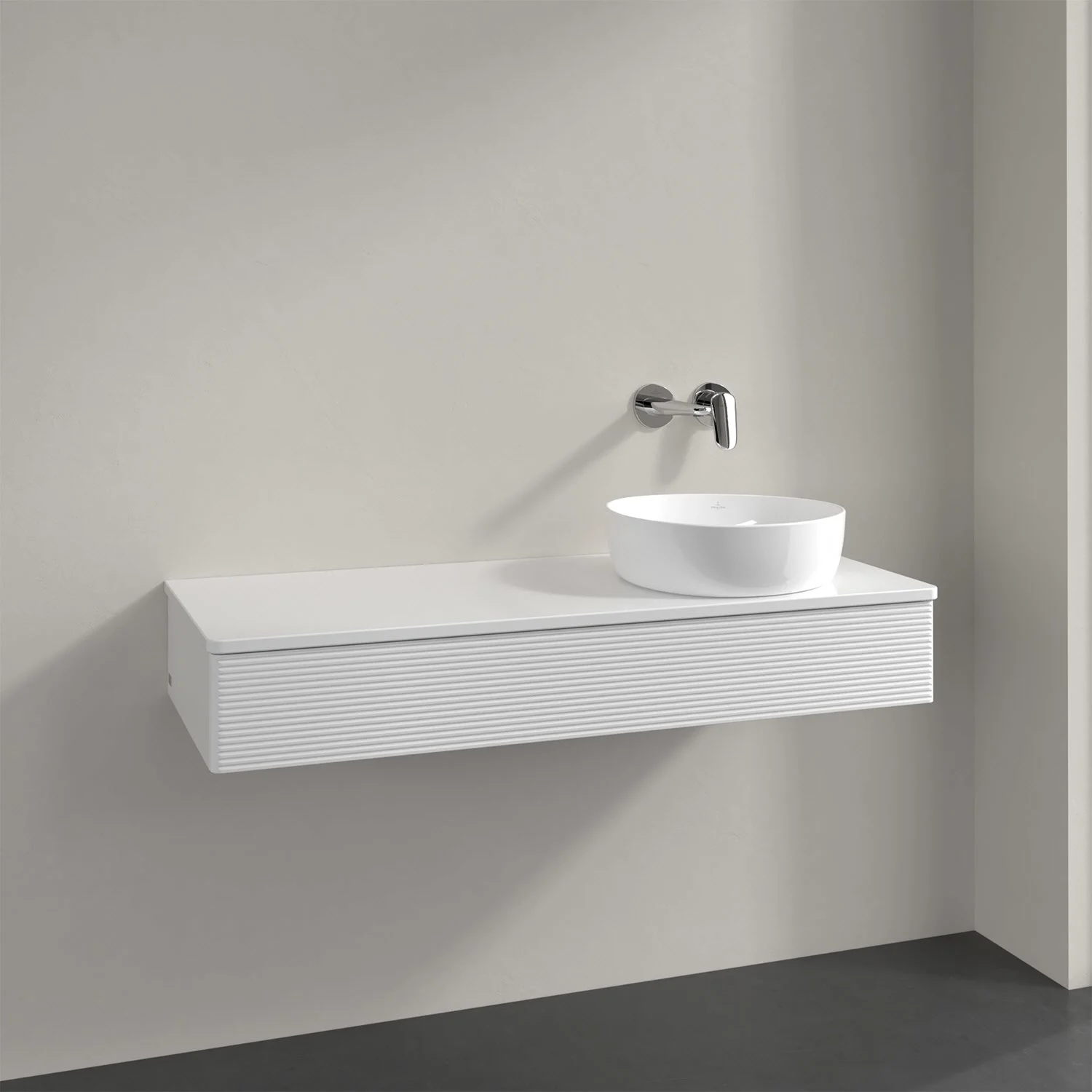 Biała umywalka z baterią ścienną w łazience, Villeroy & Boch