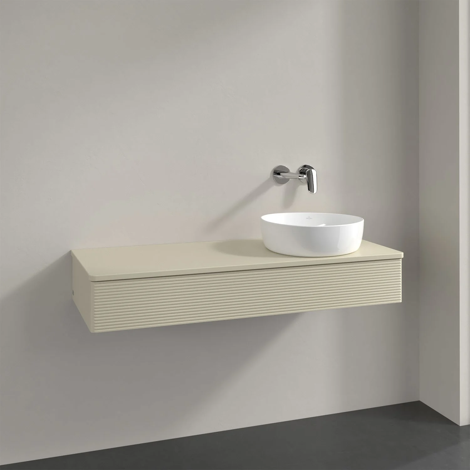 Jasna umywalka z baterią ścienną w łazience, Villeroy & Boch