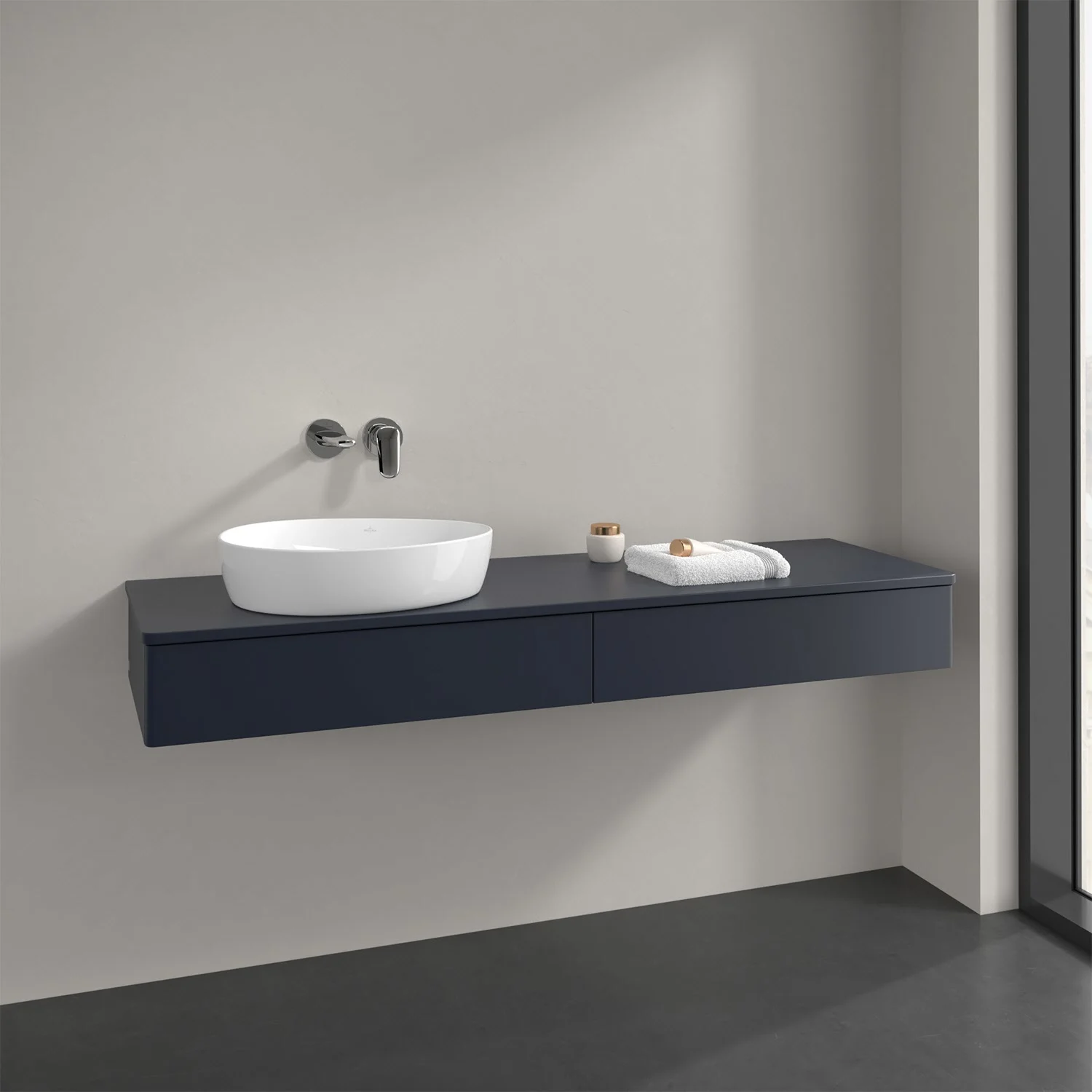 Niebieska umywalka z szafką w łazience, Villeroy & Boch