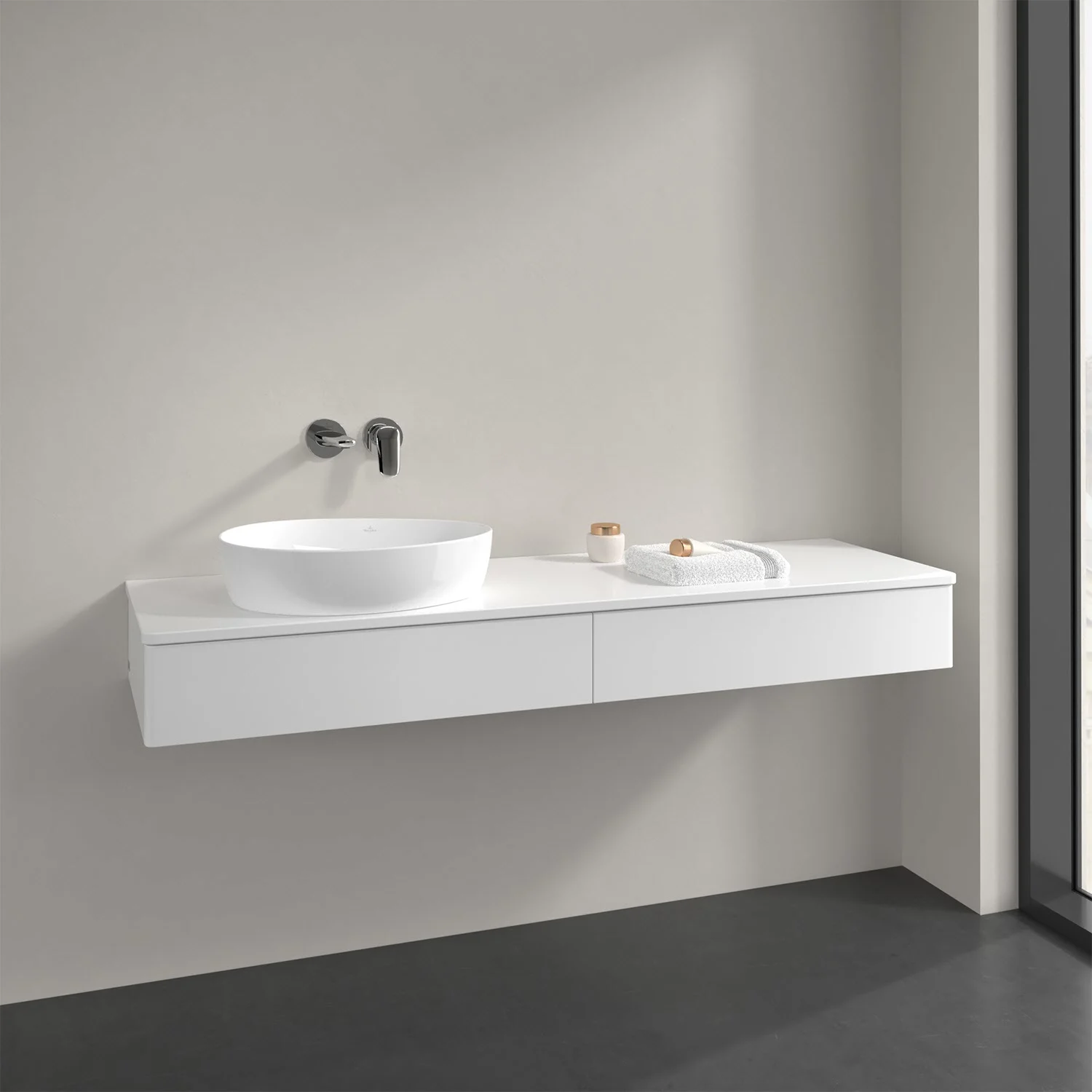 Biała umywalka z szafką w łazience, Villeroy & Boch