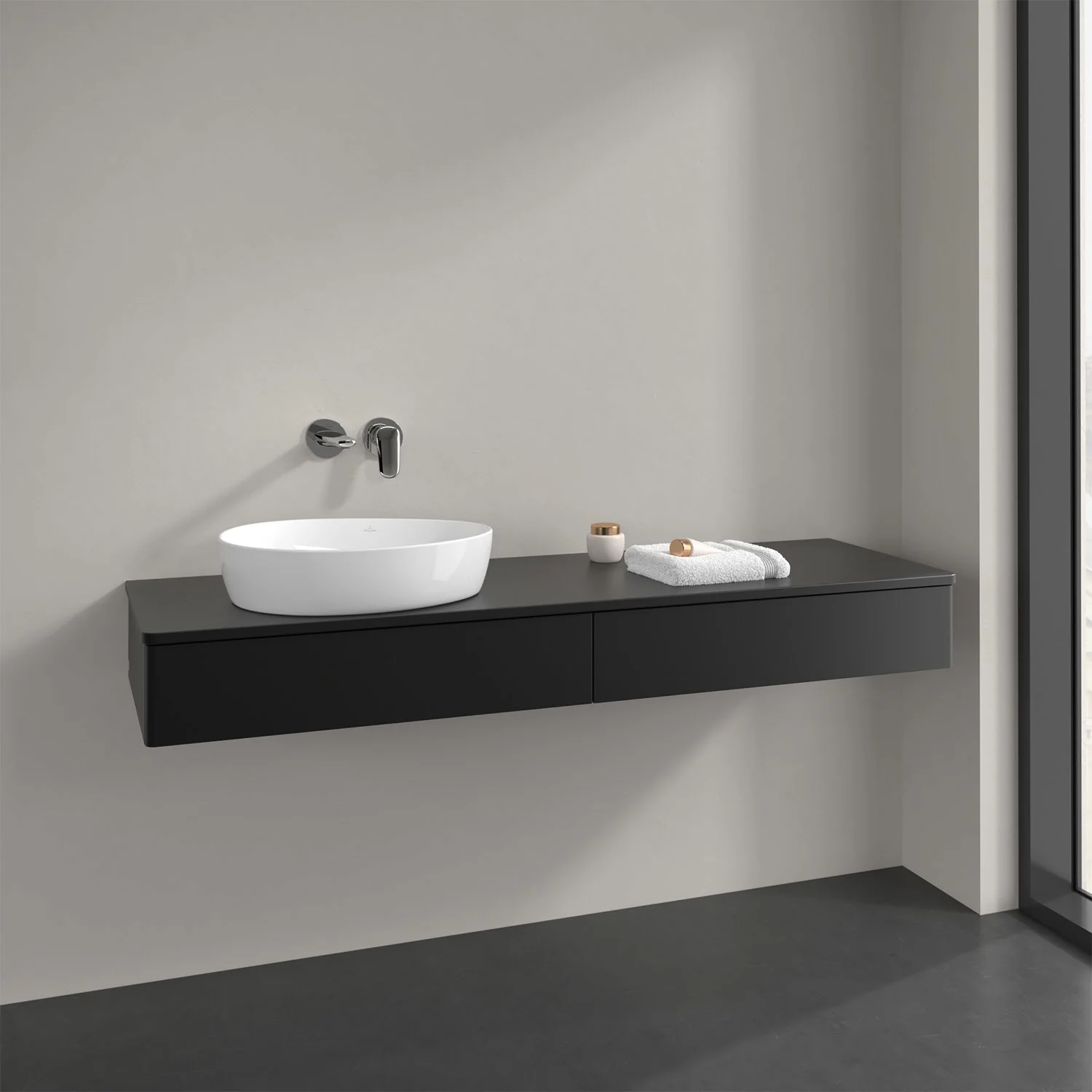 Czarne meble łazienkowe z umywalką z bliska, Villeroy & Boch