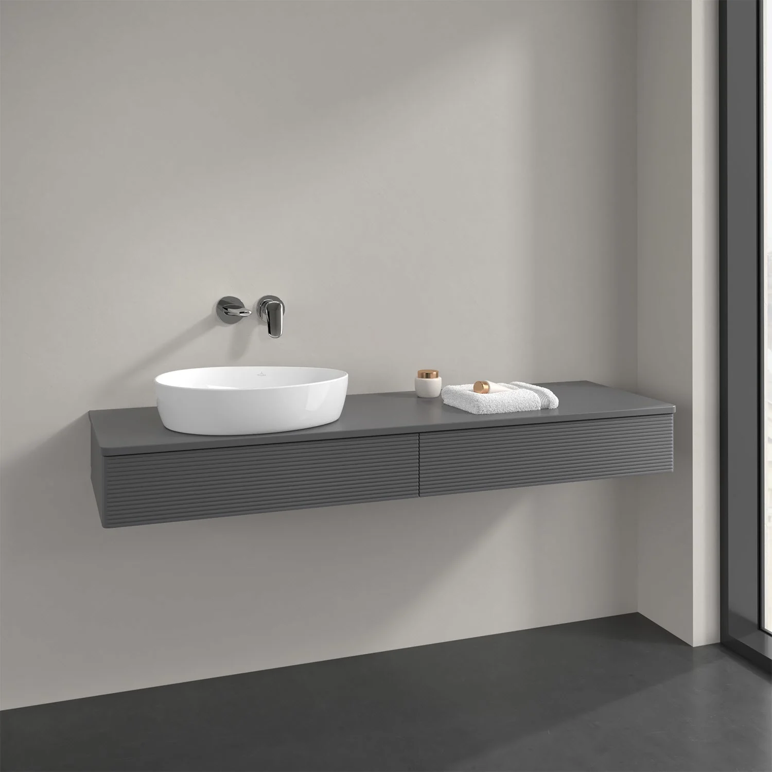 Szare meble łazienkowe z umywalką z bliska, Villeroy & Boch