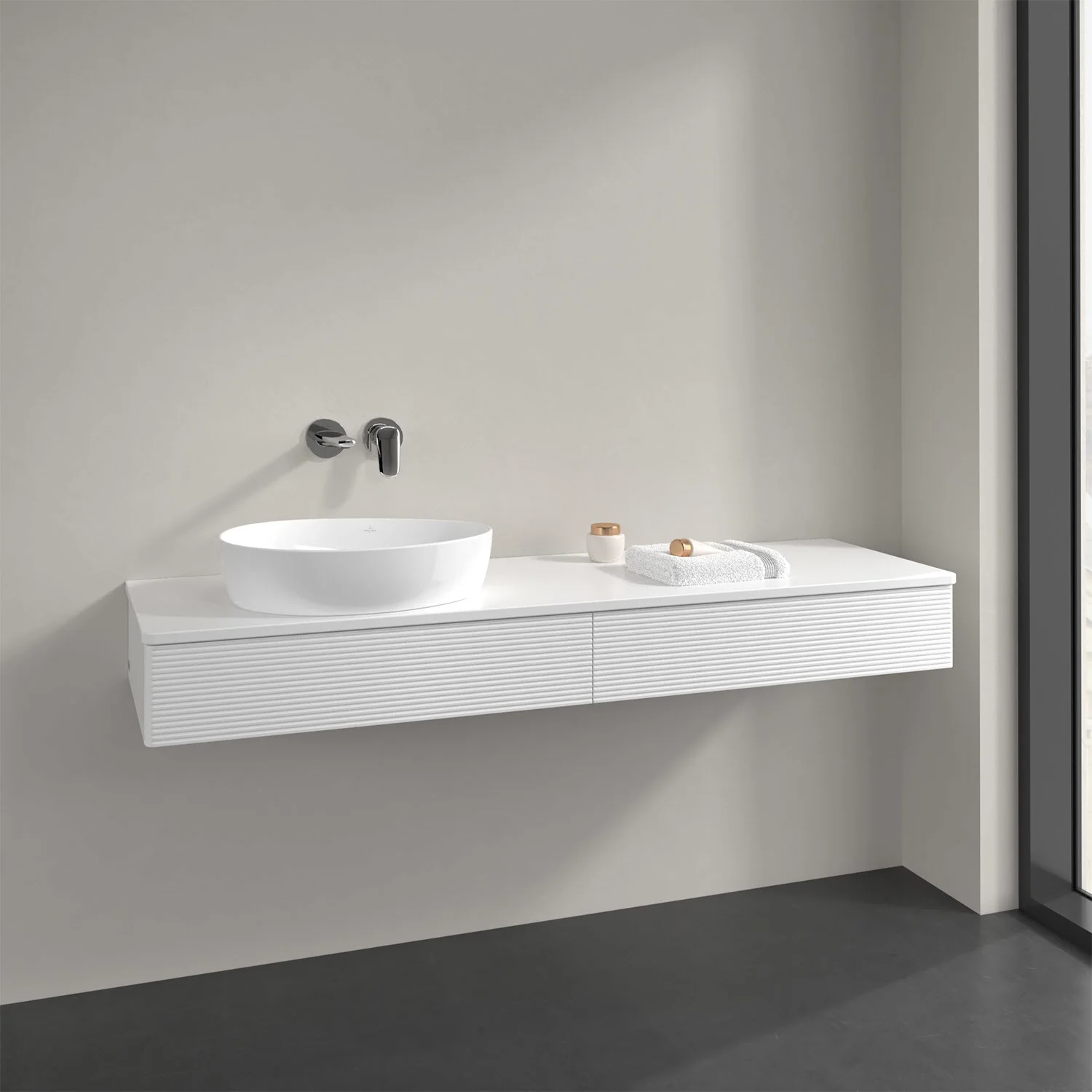Białe meble łazienkowe z umywalką z bliska, Villeroy & Boch