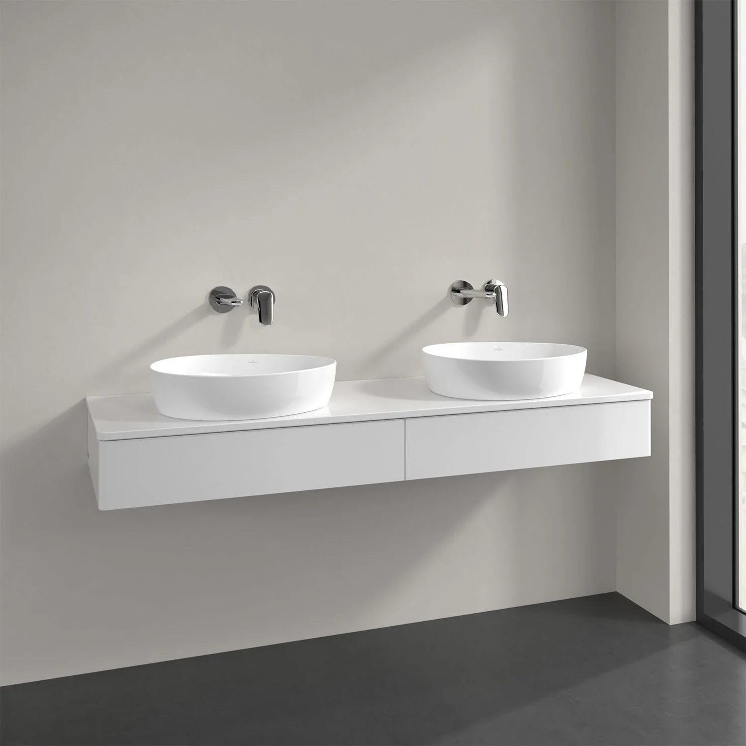 Podwójna umywalka z białą szafką w łazience, Villeroy & Boch