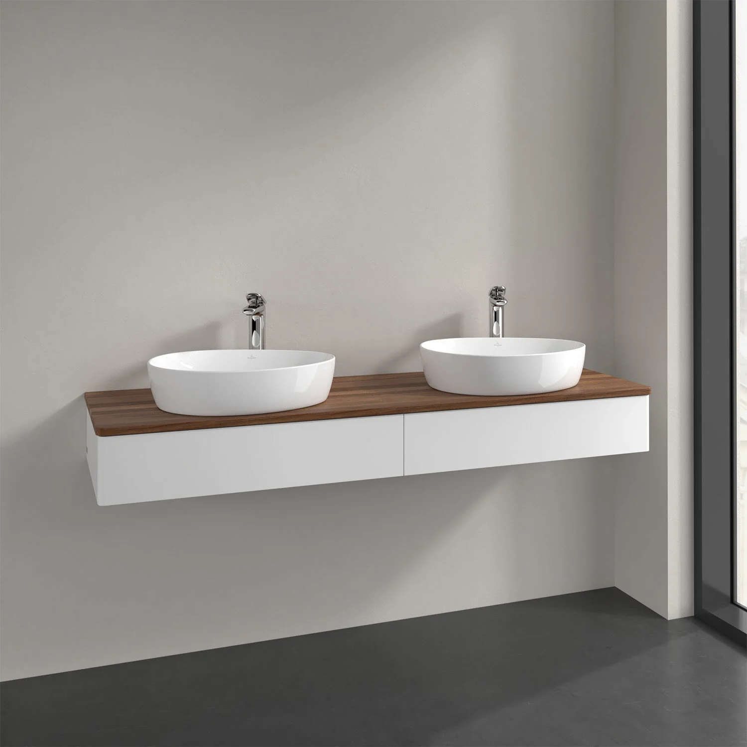 Podwójna umywalka z białą szafką w łazience, Villeroy & Boch