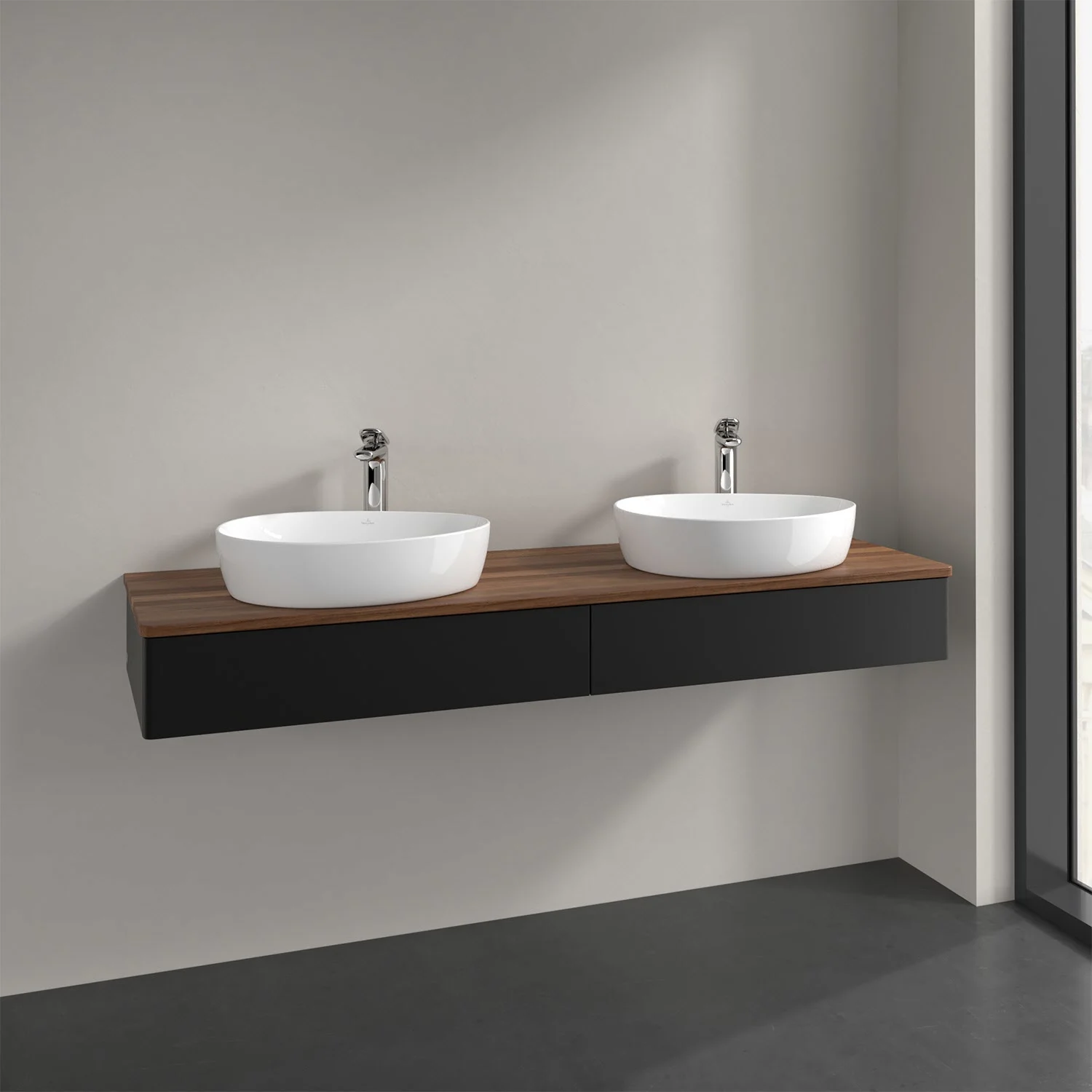 Podwójna umywalka z czarną szafką w łazience, Villeroy & Boch