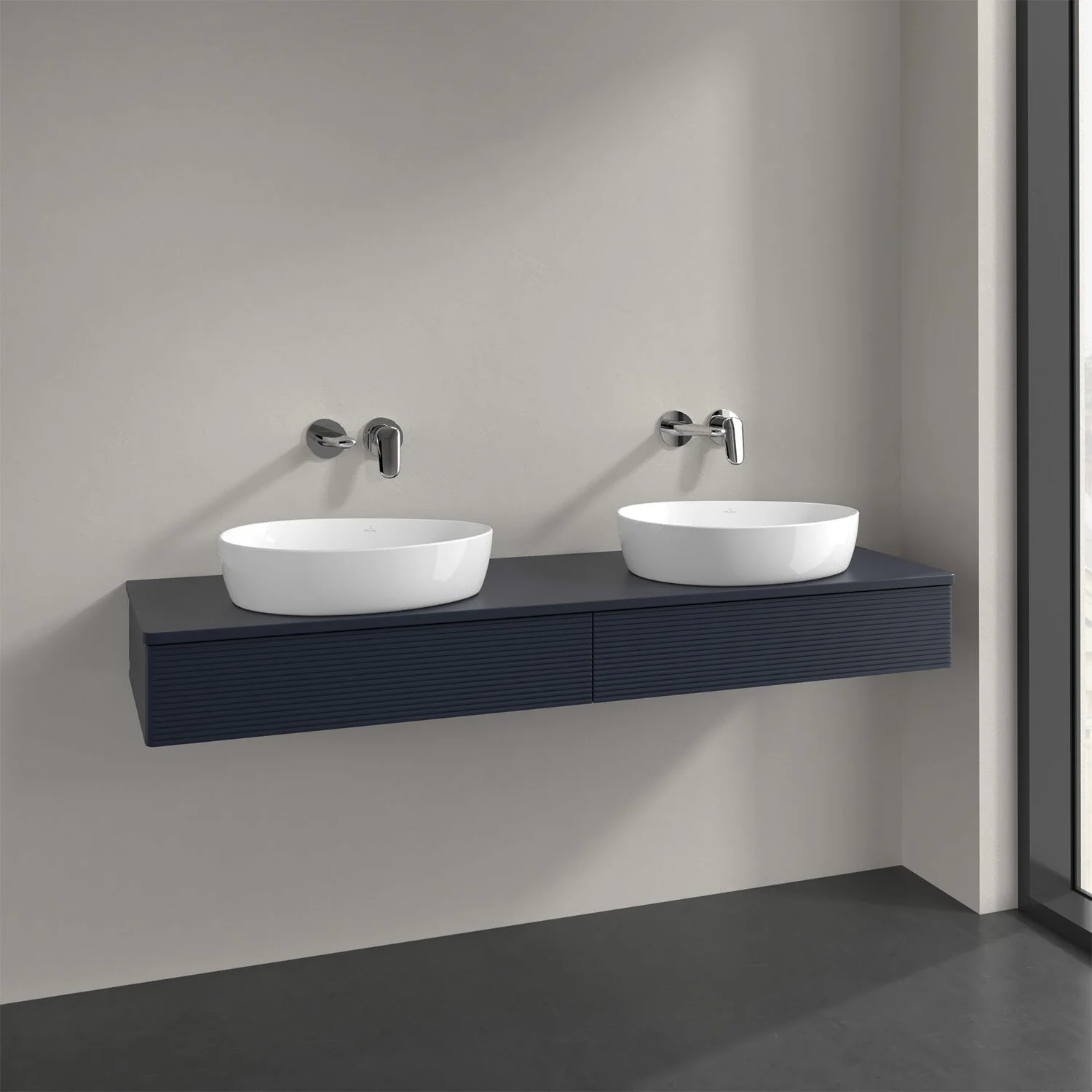 Podwójna umywalka z ciemną konsolą w łazience, Villeroy & Boch