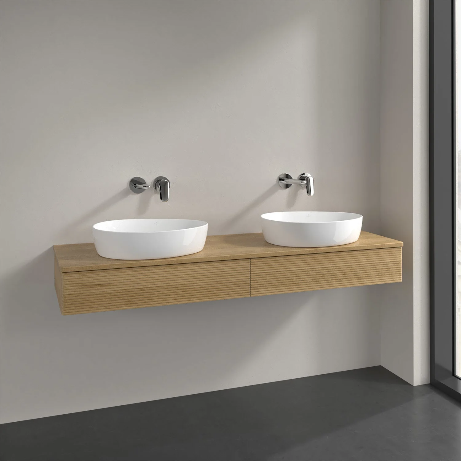 Podwójna umywalka z naturalnym drewnianym blatem w łazience, Villeroy & Boch