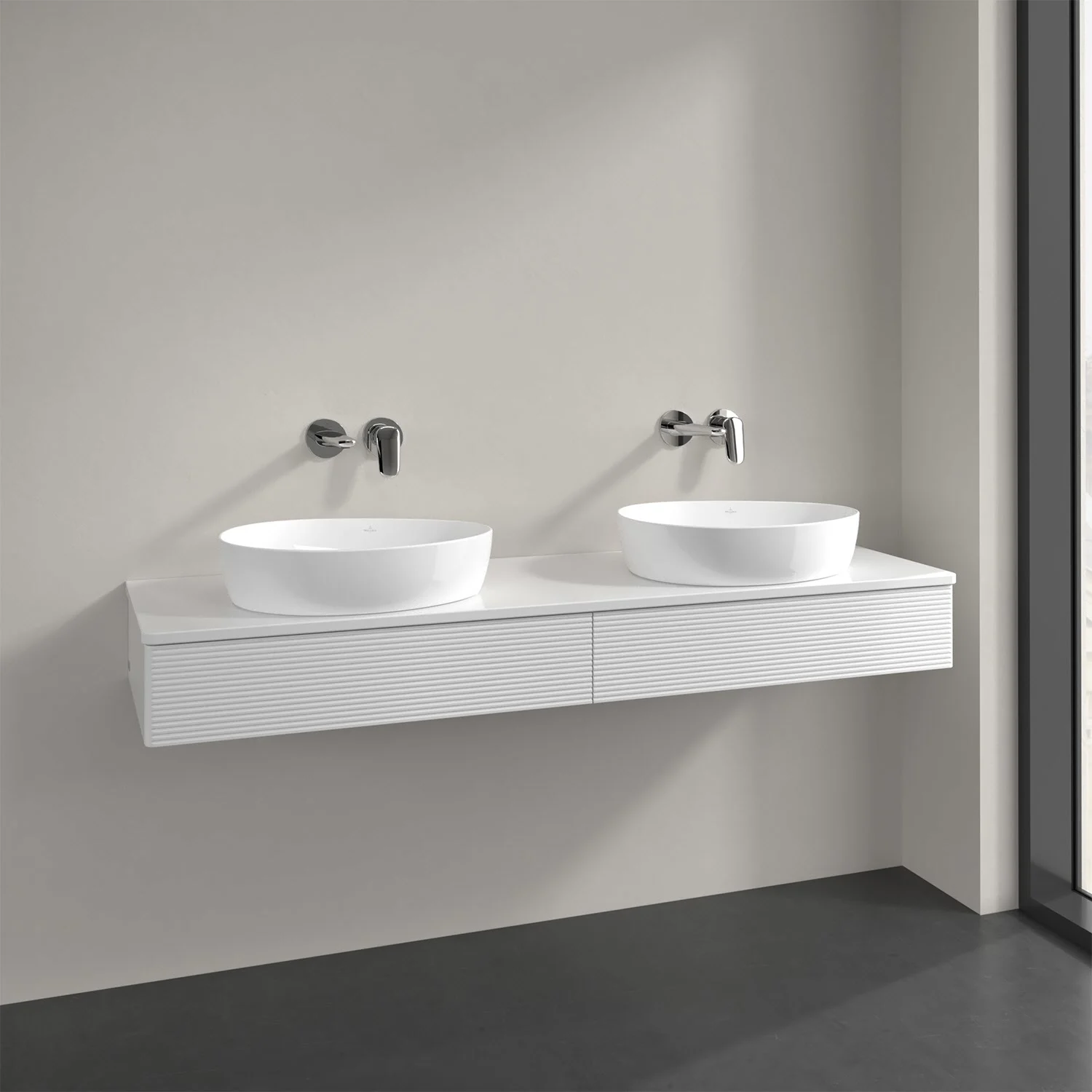 Biała podwójna umywalka z bateriami ściennymi w łazience, Villeroy & Boch