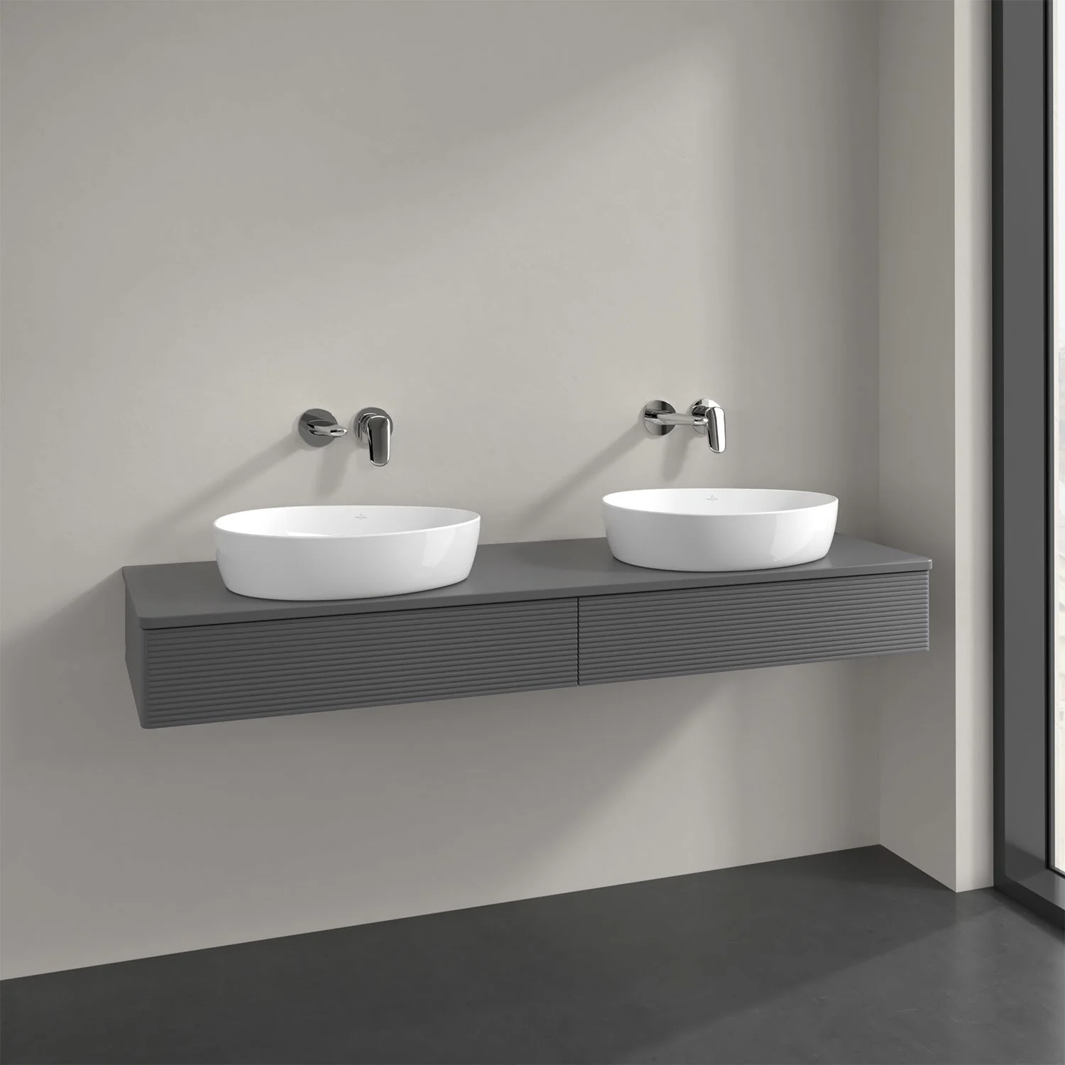 Szara podwójna umywalka z bateriami ściennymi w łazience, Villeroy & Boch
