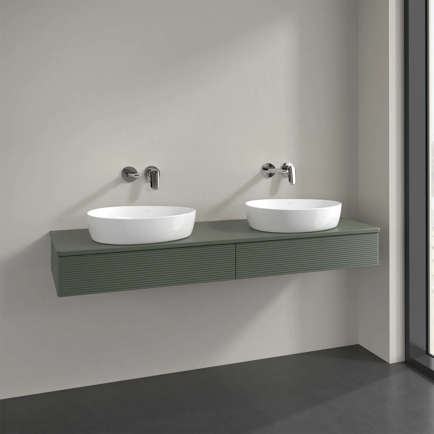 Zielona podwójna umywalka z bateriami ściennymi w łazience, Villeroy & Boch