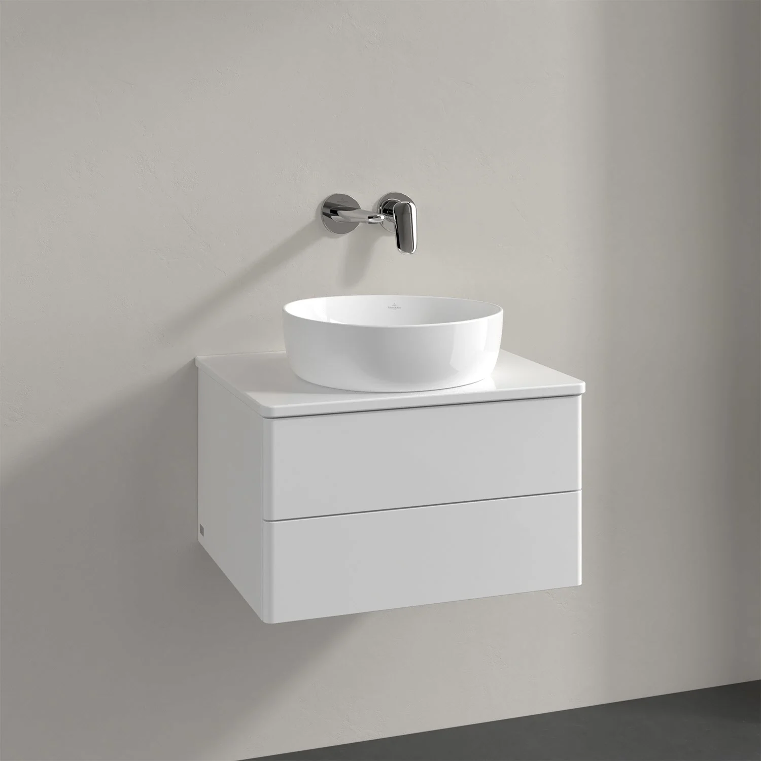 Biała umywalka z baterią ścienną w łazience, Villeroy & Boch