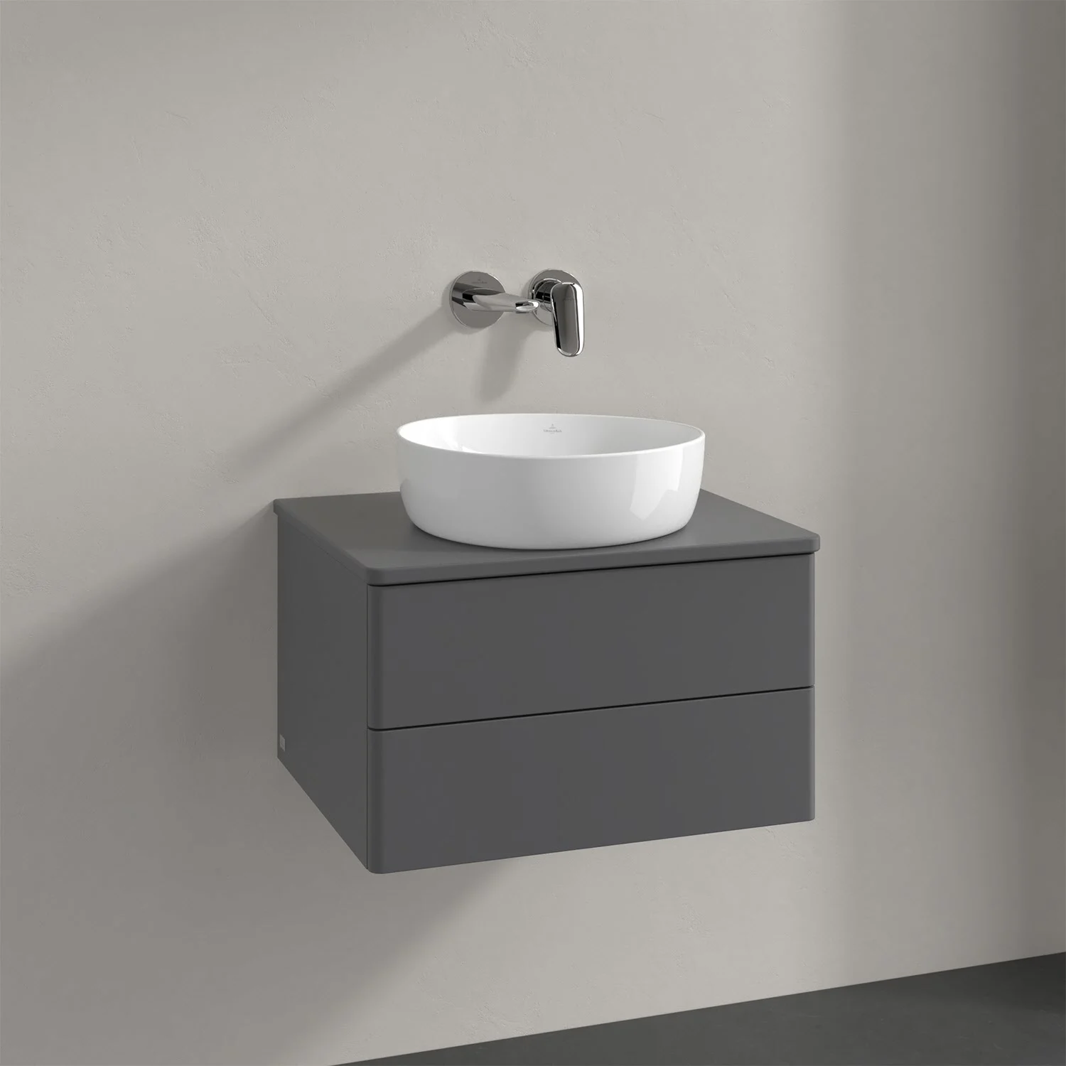 Szara umywalka z baterią ścienną w łazience, Villeroy & Boch