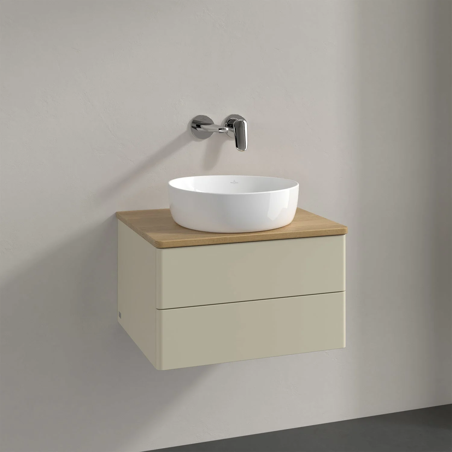 Kremowa umywalka z drewnianym blatem na ścianie, Villeroy & Boch