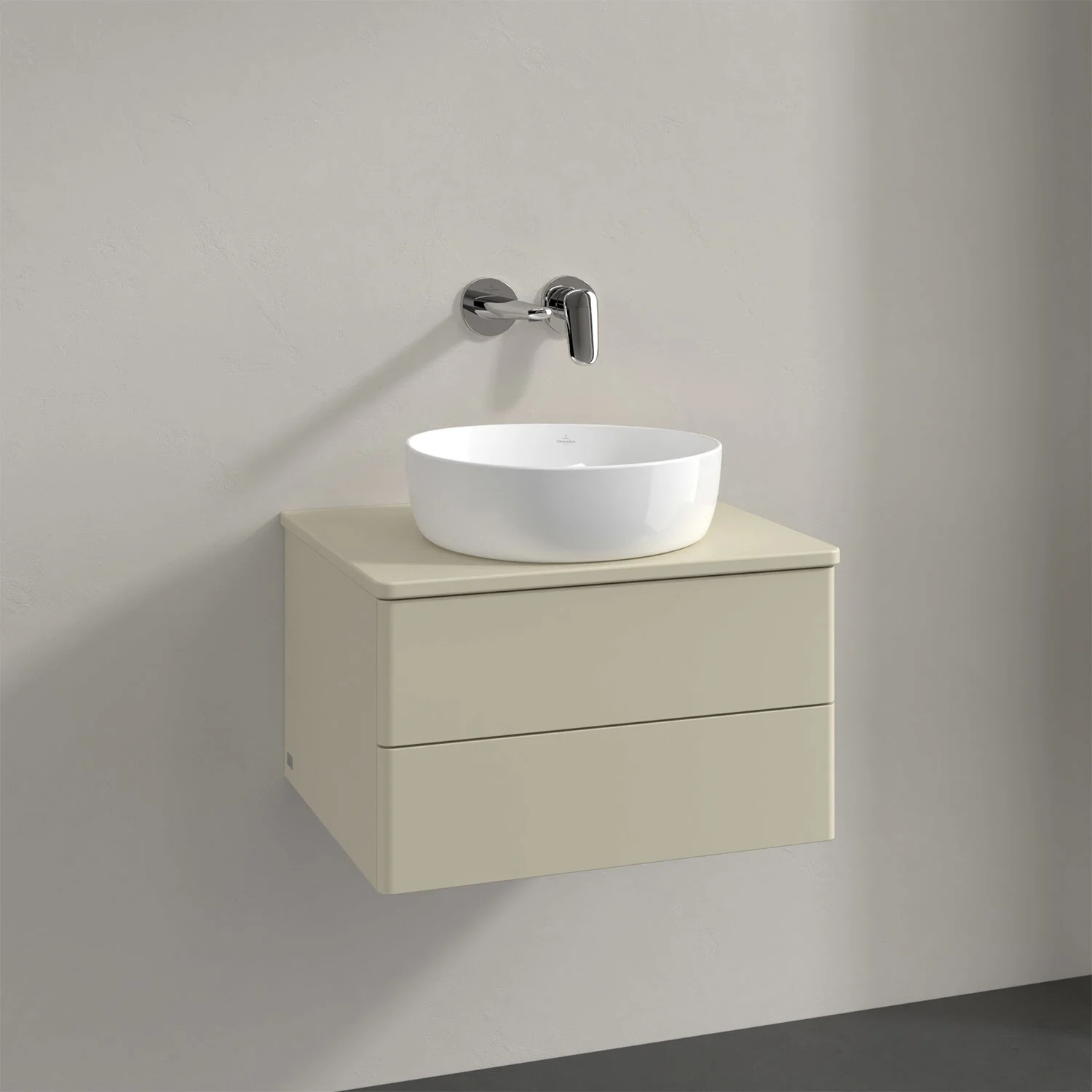 Kremowa umywalka z baterią ścienną w łazience, Villeroy & Boch