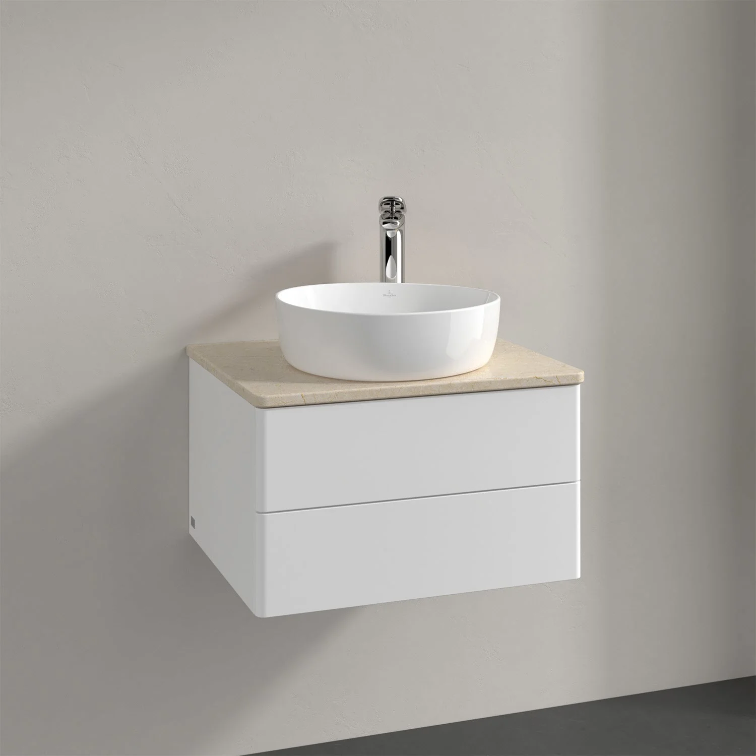 Biała umywalka z baterią ścienną z bliska, Villeroy & Boch