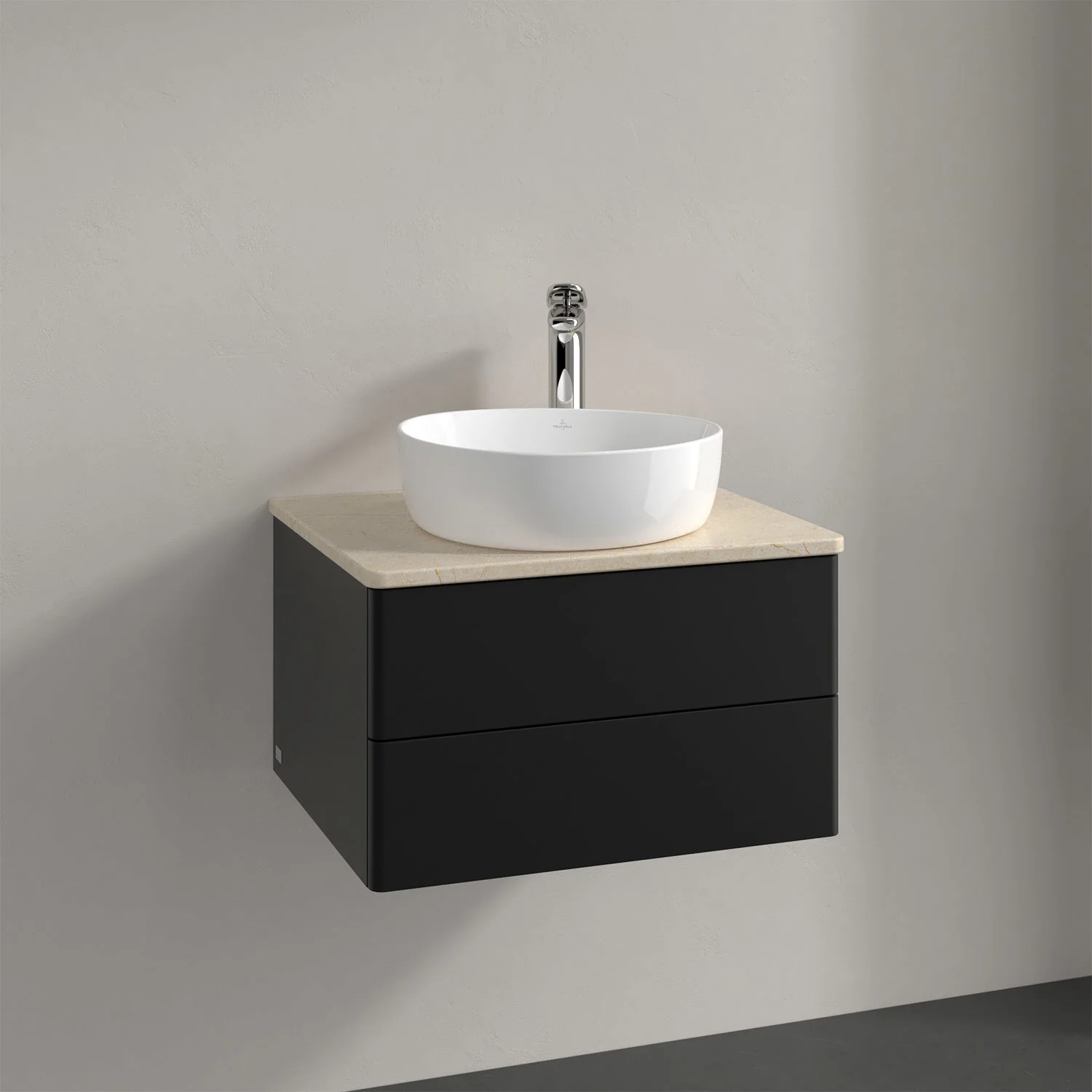 Czarna umywalka z baterią ścienną z bliska, Villeroy & Boch