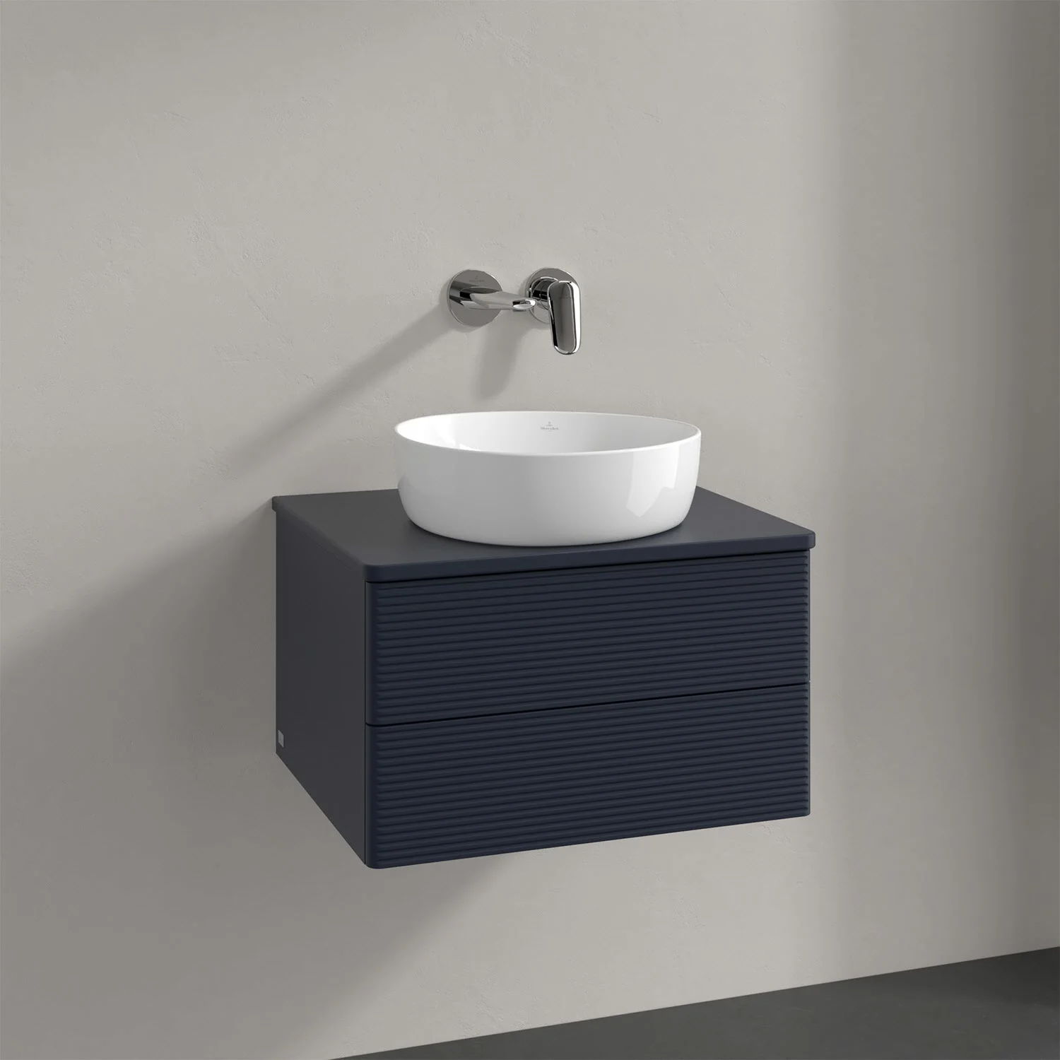Ciemnoniebieska umywalka z baterią ścienną z bliska, Villeroy & Boch