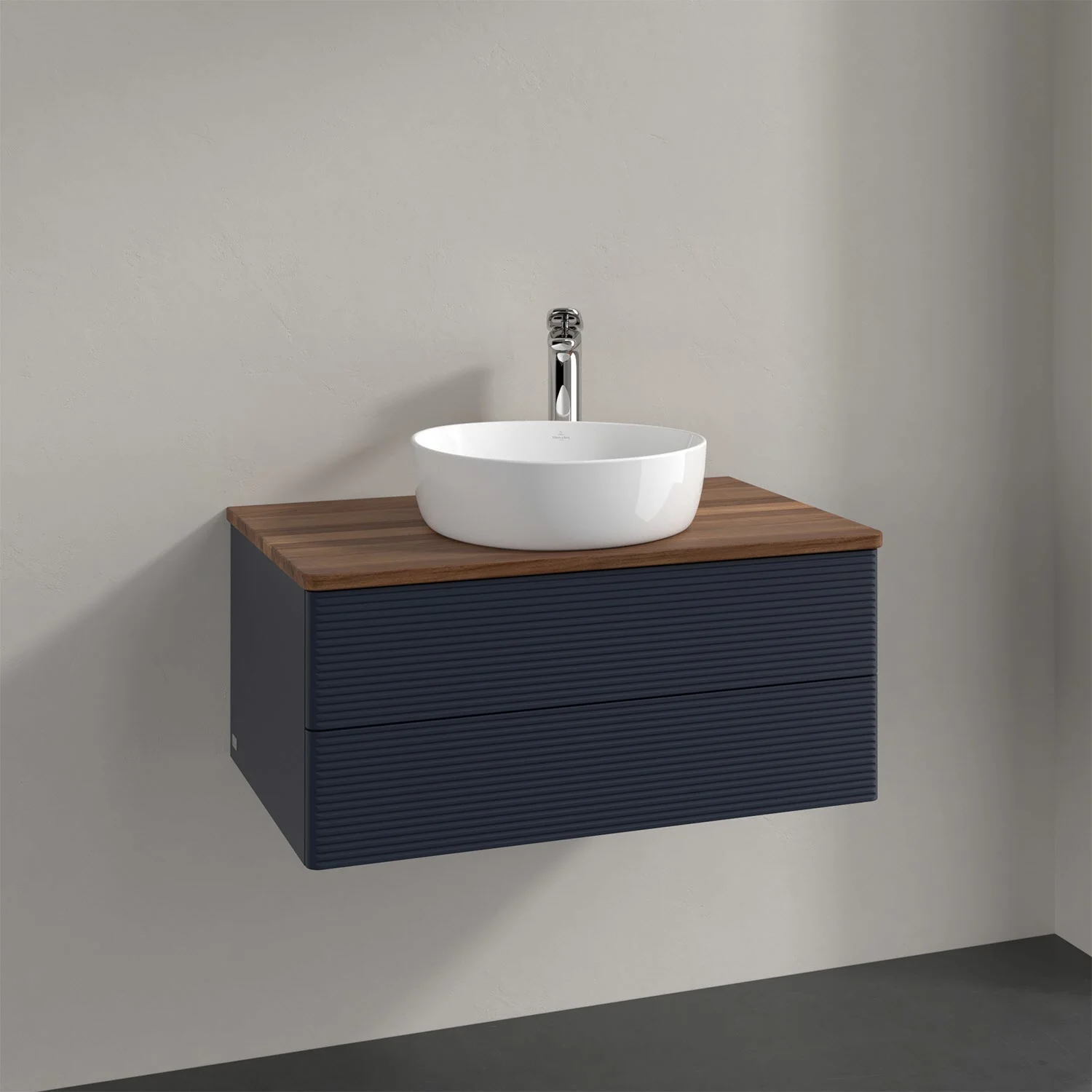 Ciemnoniebieska umywalka z białą umywalką nablatową, Villeroy & Boch
