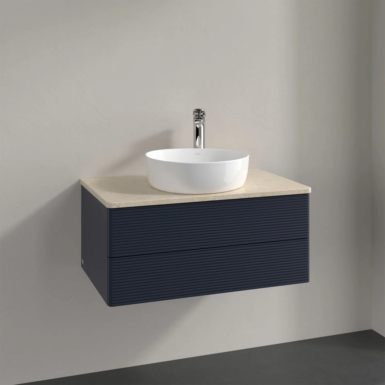 Ciemnoniebieska umywalka z szafką w zbliżeniu, Villeroy & Boch
