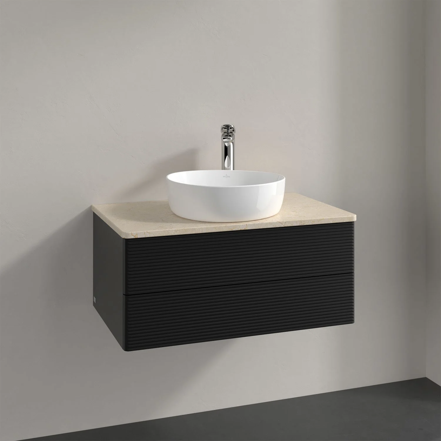Czarna umywalka ze ściennym kranem w łazience, Villeroy & Boch