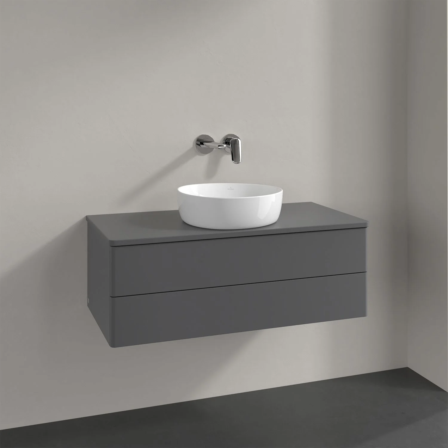 Szara umywalka z baterią ścienną w łazience, Villeroy & Boch