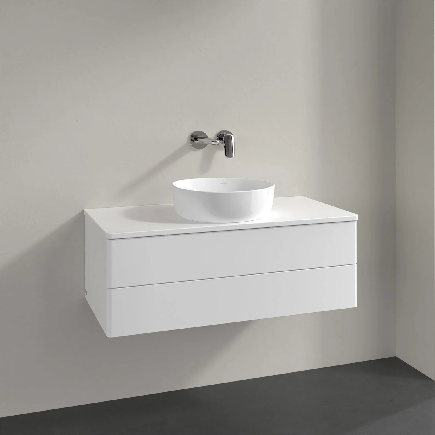 Biała umywalka z baterią ścienną w łazience, Villeroy & Boch
