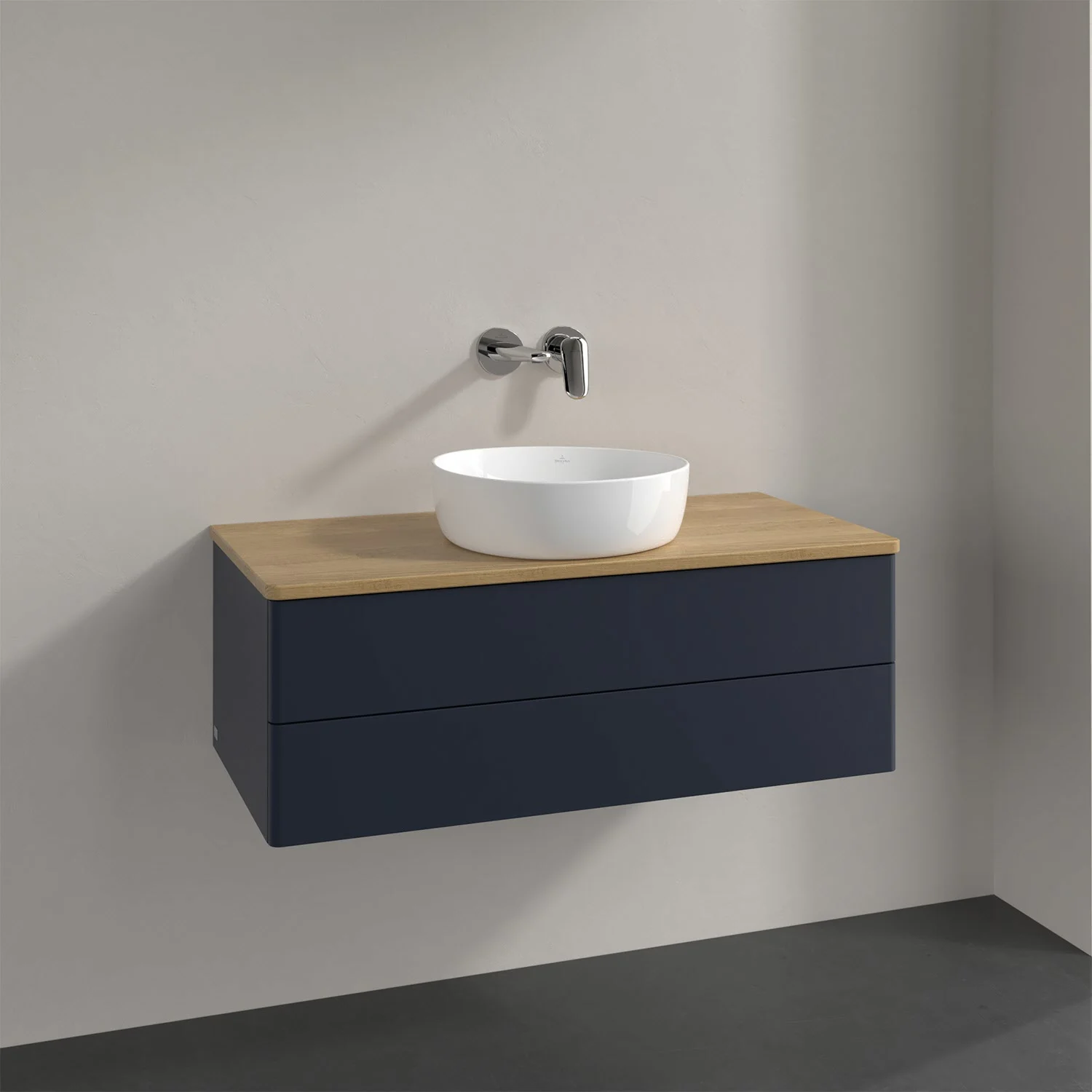 Ciemnoniebieska umywalka z białą nablatową umywalką w łazience, Villeroy & Boch