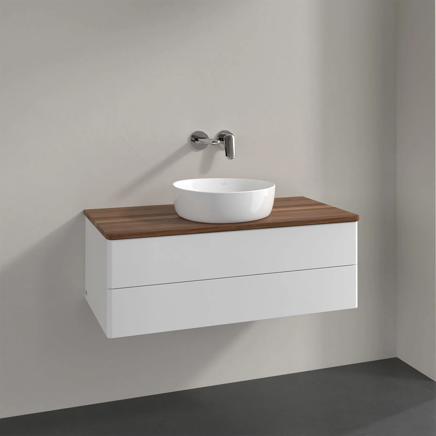 Biała umywalka z drewnianym blatem i umywalką, Villeroy & Boch