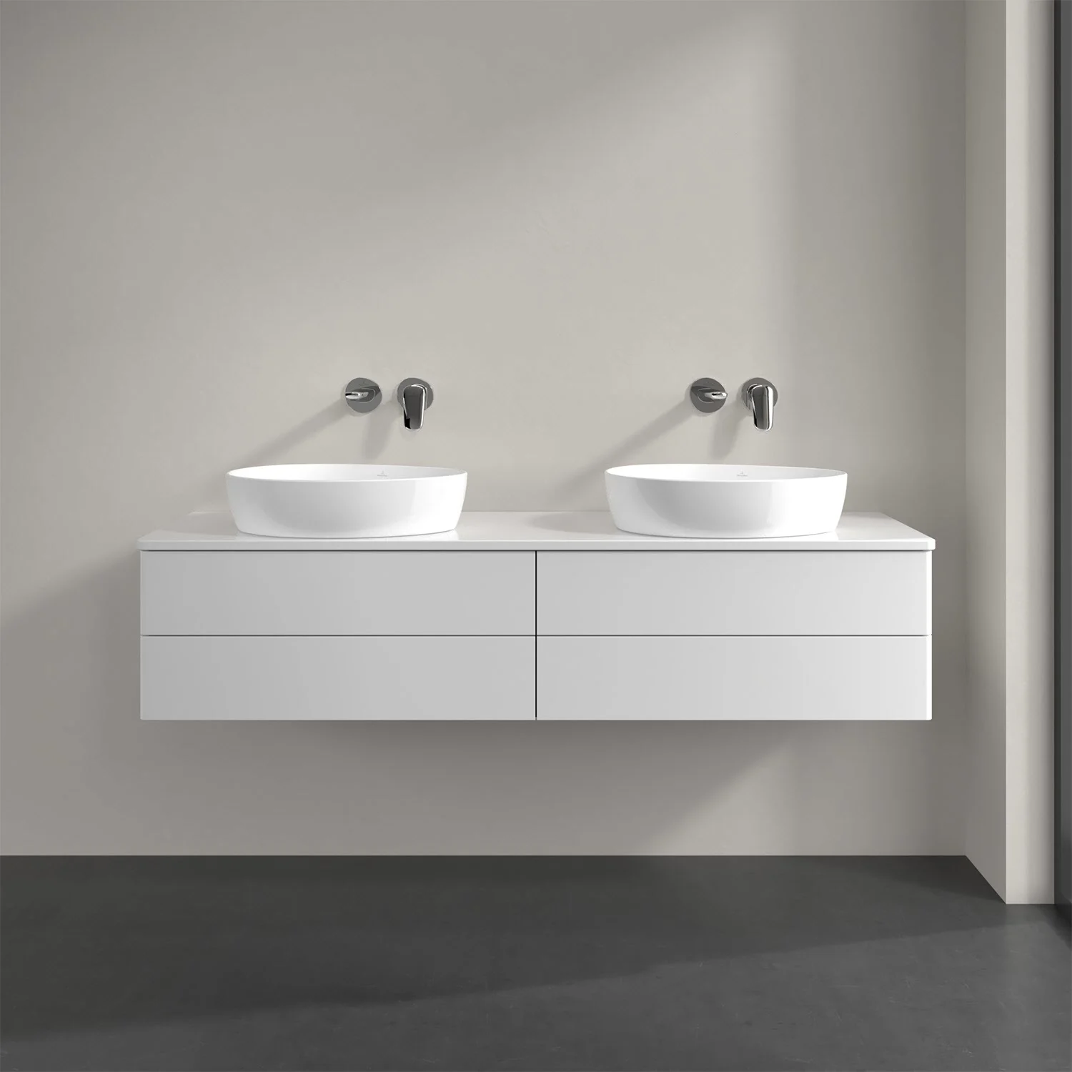 Podwójna umywalka z białą szafką w łazience, Villeroy & Boch