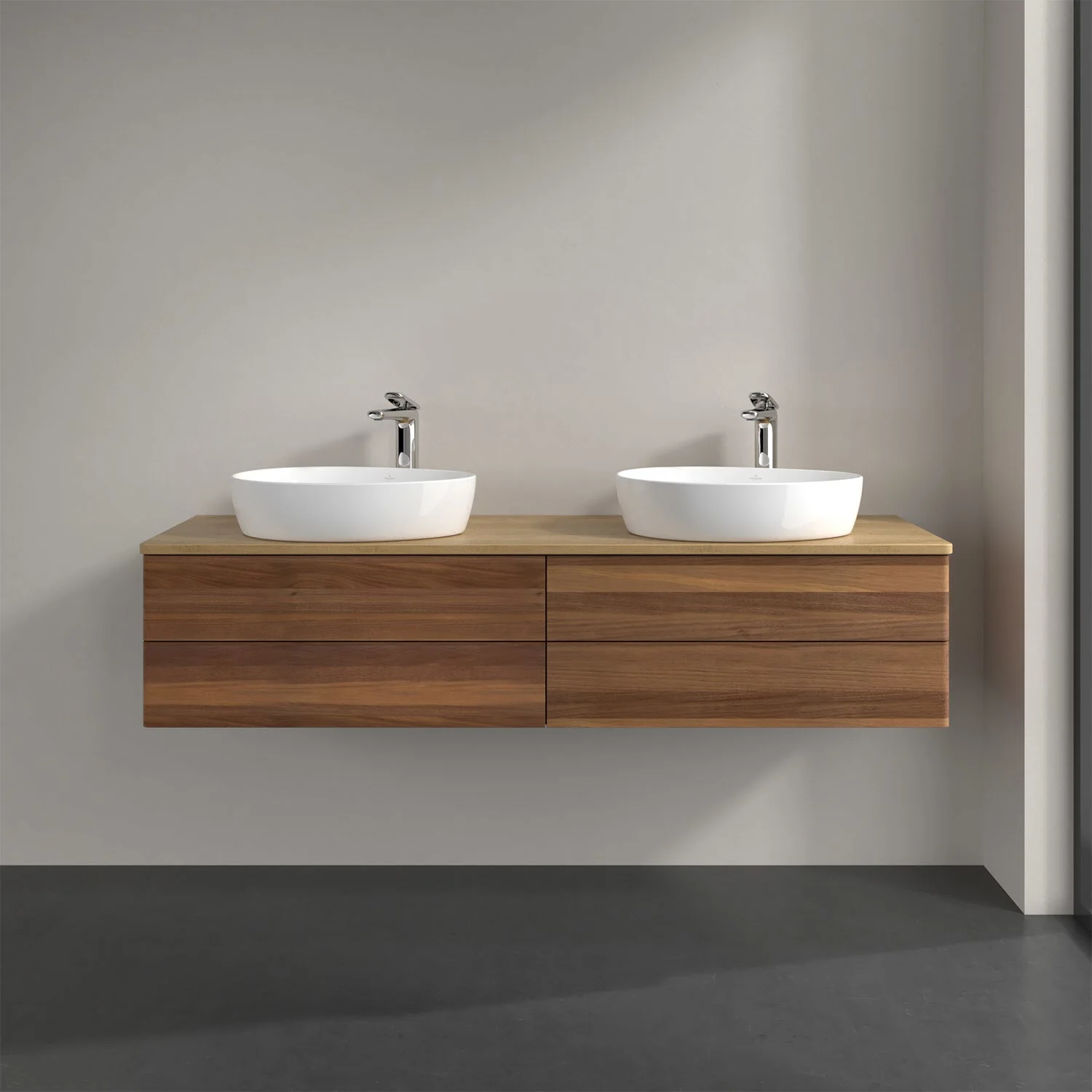 Ciemnobrązowa podwójna umywalka z drewnianym blatem w łazience, Villeroy & Boch