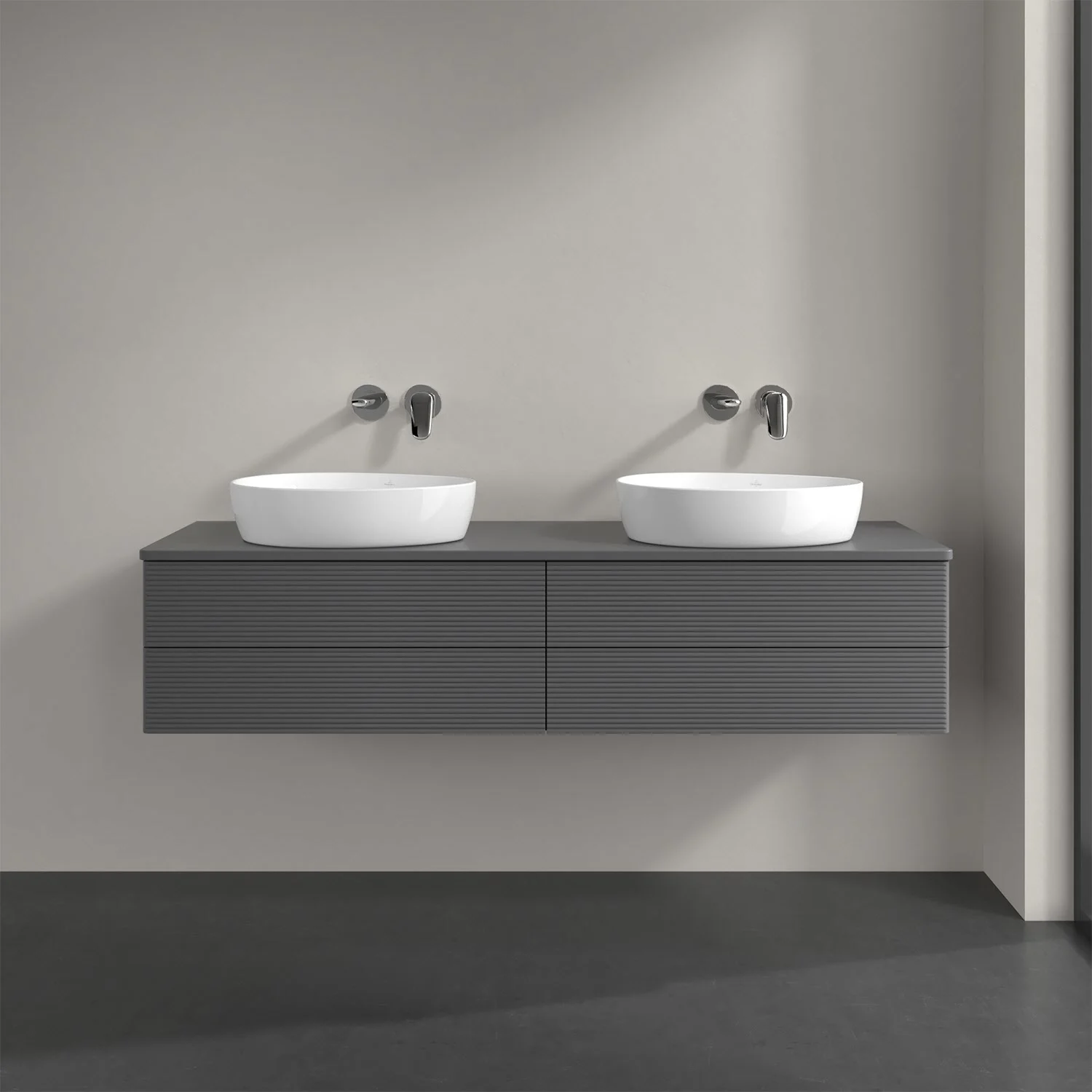 Szara podwójna umywalka z bateriami ściennymi w łazience, Villeroy & Boch