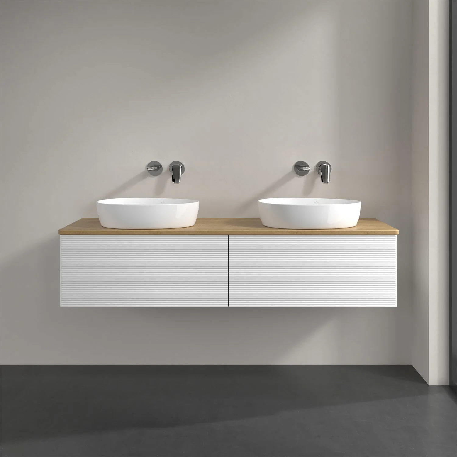 Podwójna umywalka z białą szafką w łazience, Villeroy & Boch