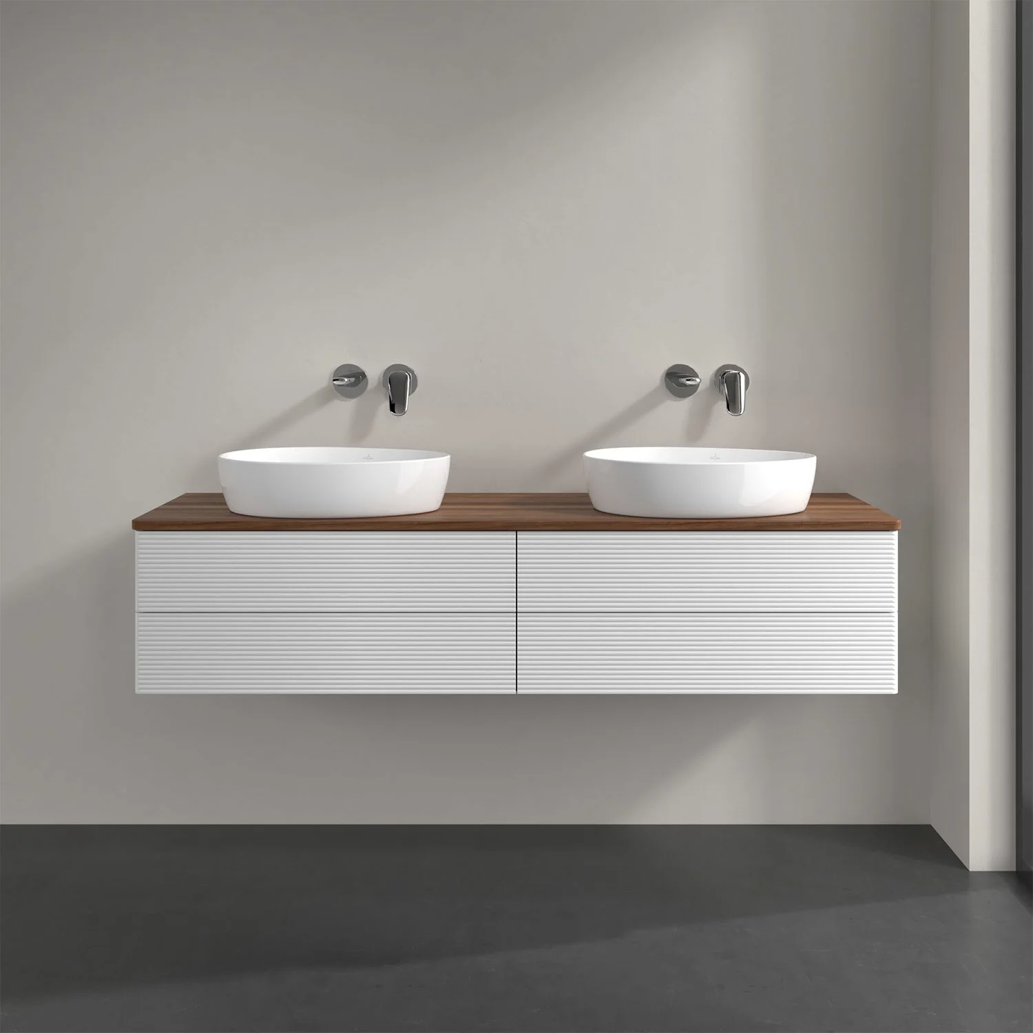 Podwójna umywalka z białą szafką w łazience, Villeroy & Boch