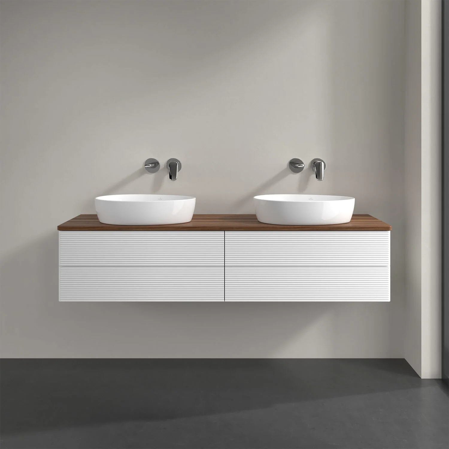 Podwójna umywalka z białą szafką w łazience, Villeroy & Boch