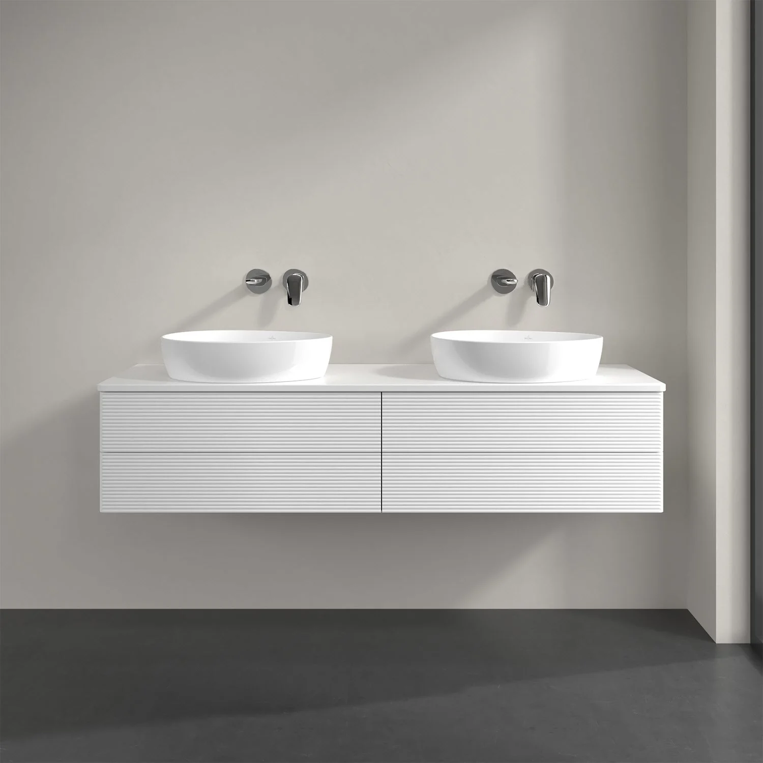 Podwójna umywalka z białą szafką w łazience, Villeroy & Boch