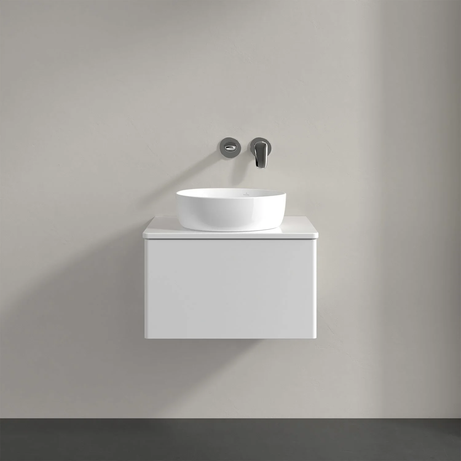 Biała umywalka z baterią ścienną w łazience, Villeroy & Boch