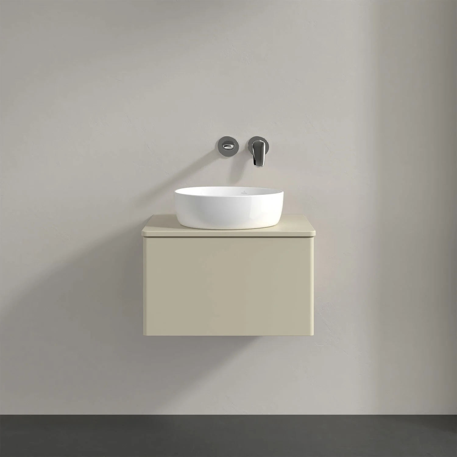 Kremowa umywalka z baterią ścienną w łazience, Villeroy & Boch