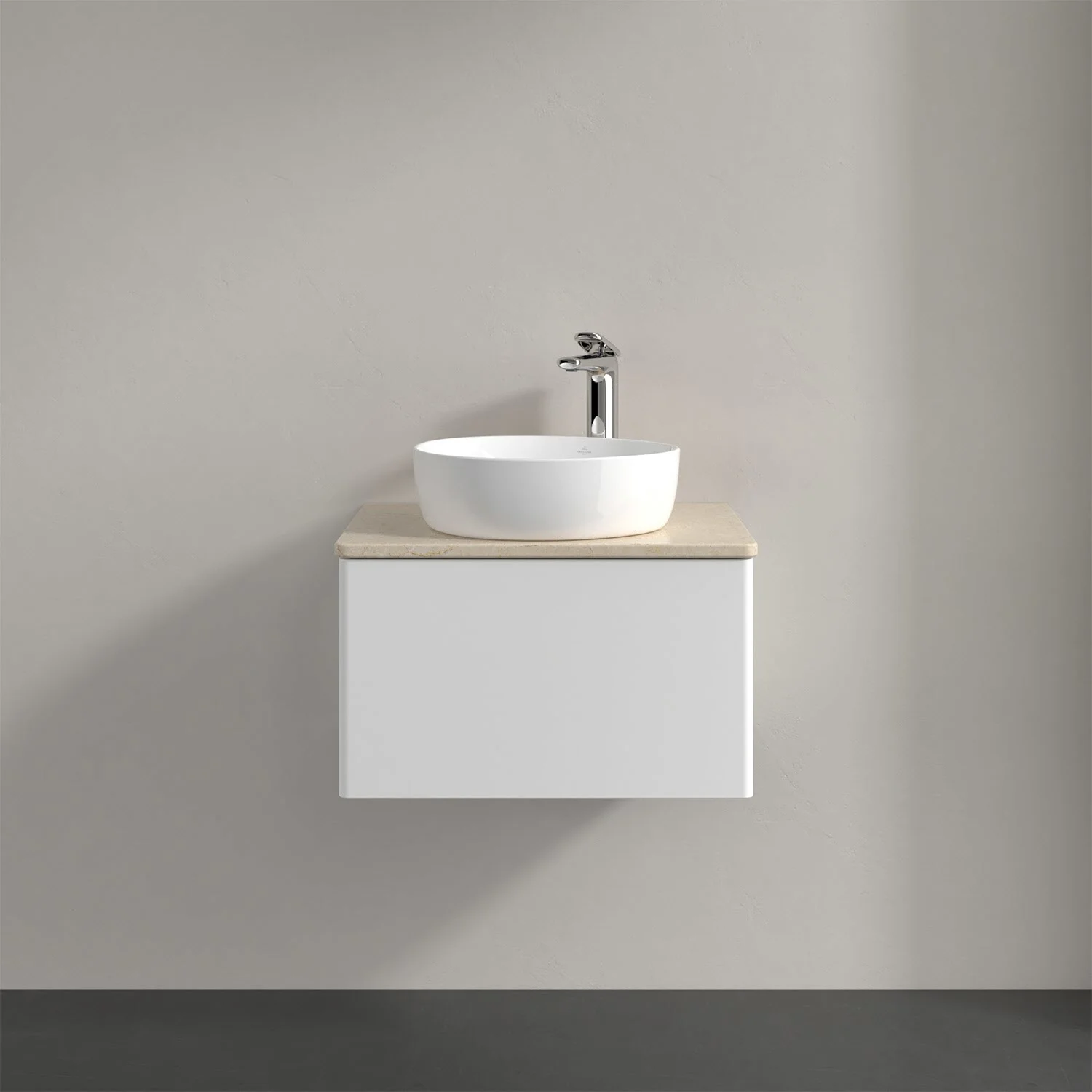 Biała umywalka z baterią w łazience, Villeroy & Boch