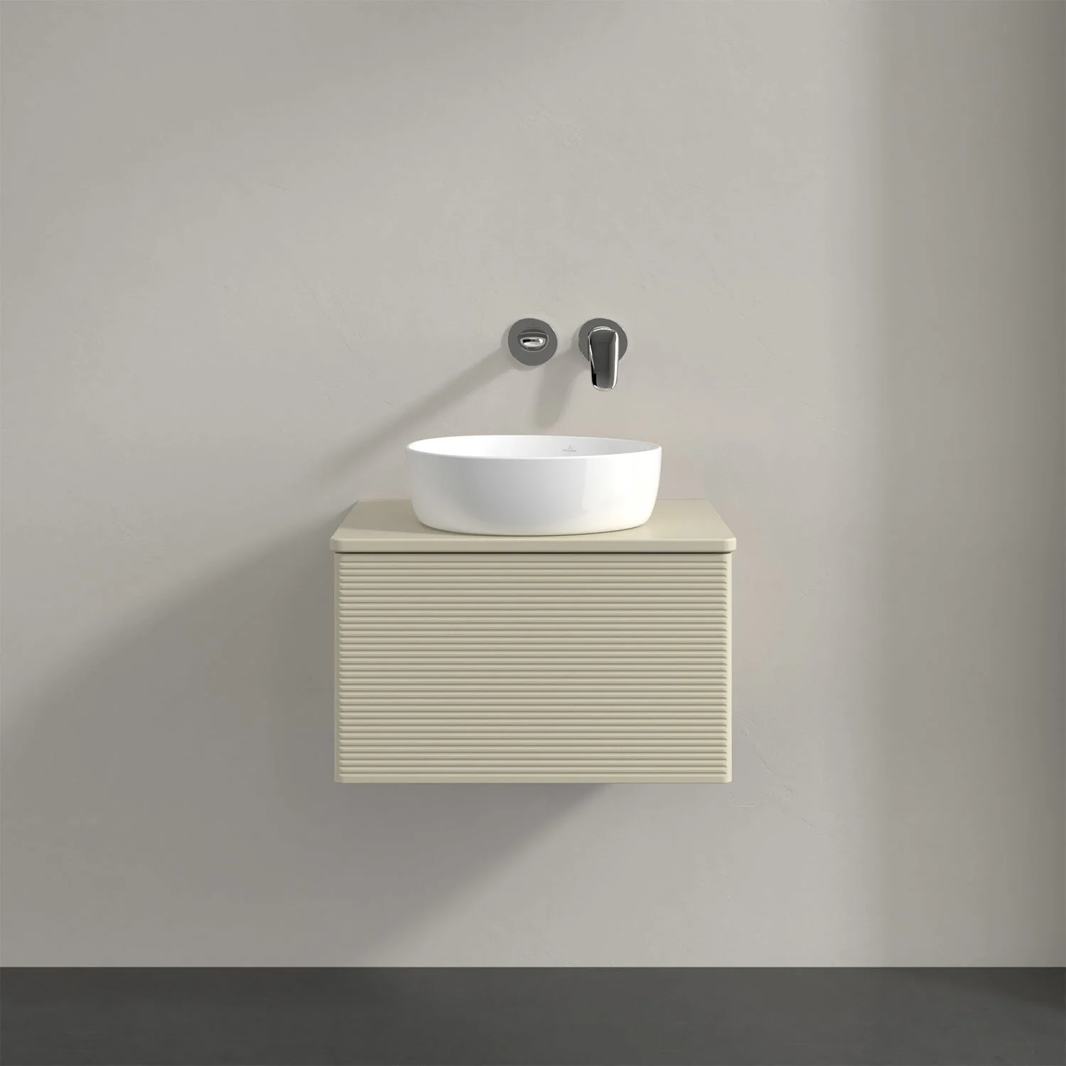 Jasna umywalka z baterią ścienną w łazience, Villeroy & Boch