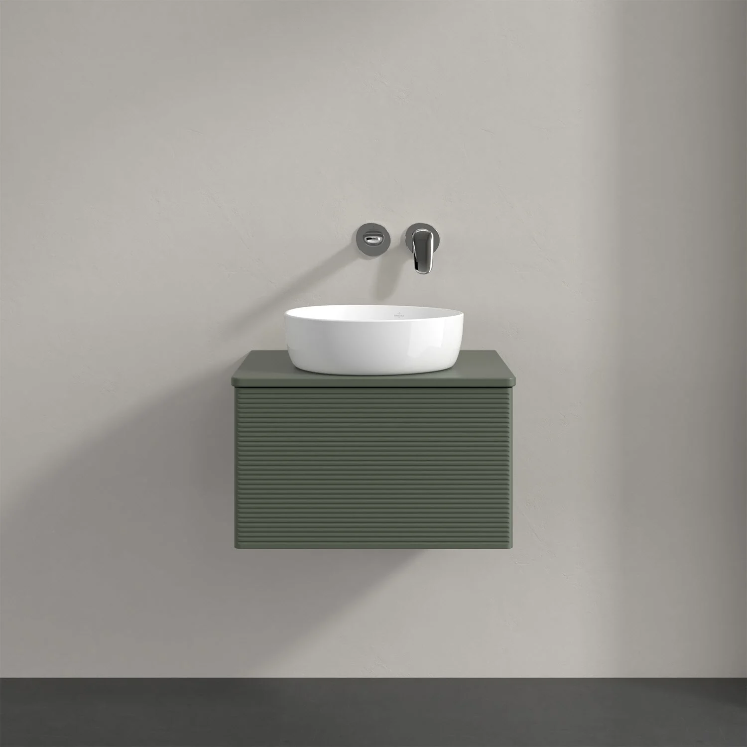 Zielona umywalka z baterią ścienną w łazience, Villeroy & Boch