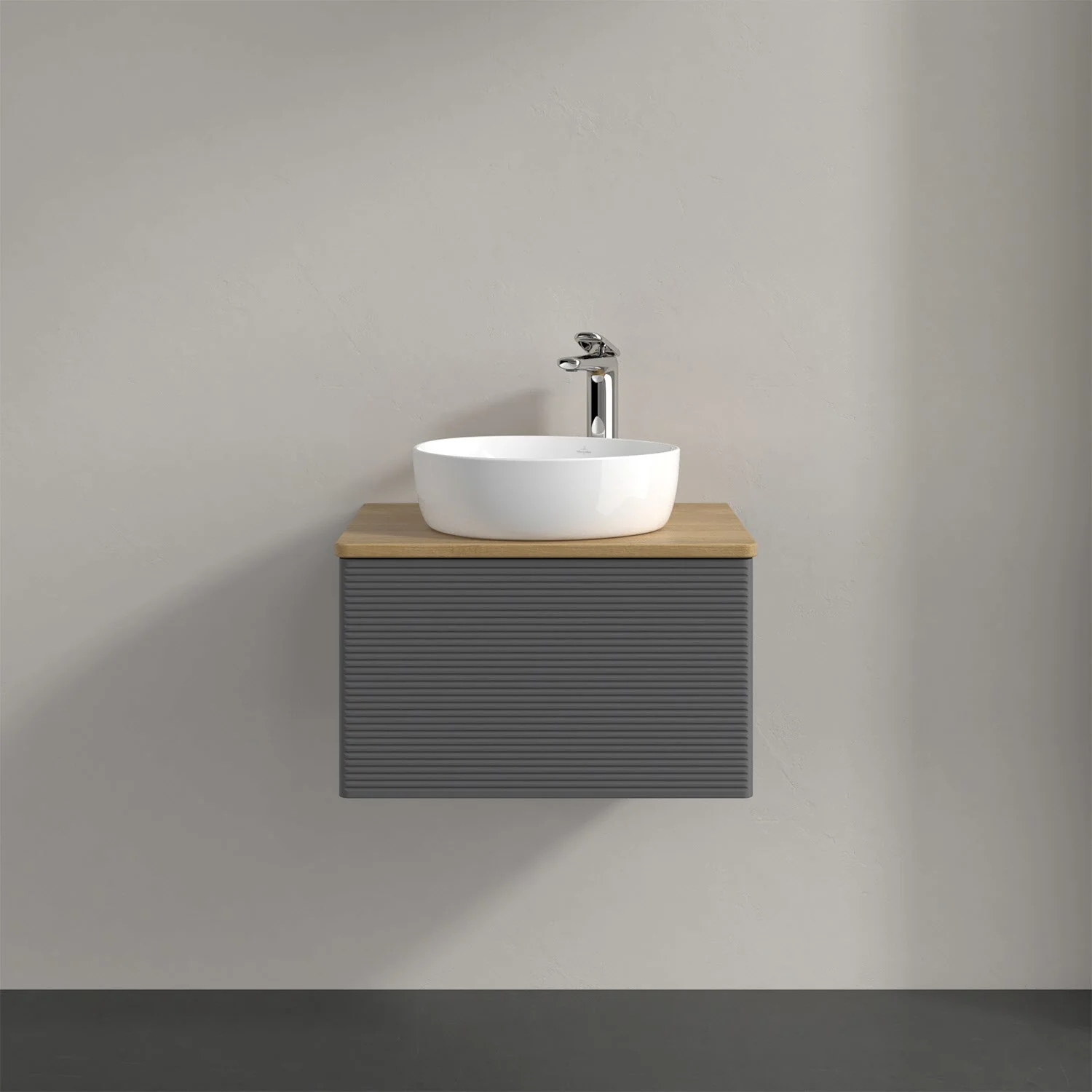 Umywalka z drewnianą powierzchnią i białą umywalką, Villeroy & Boch