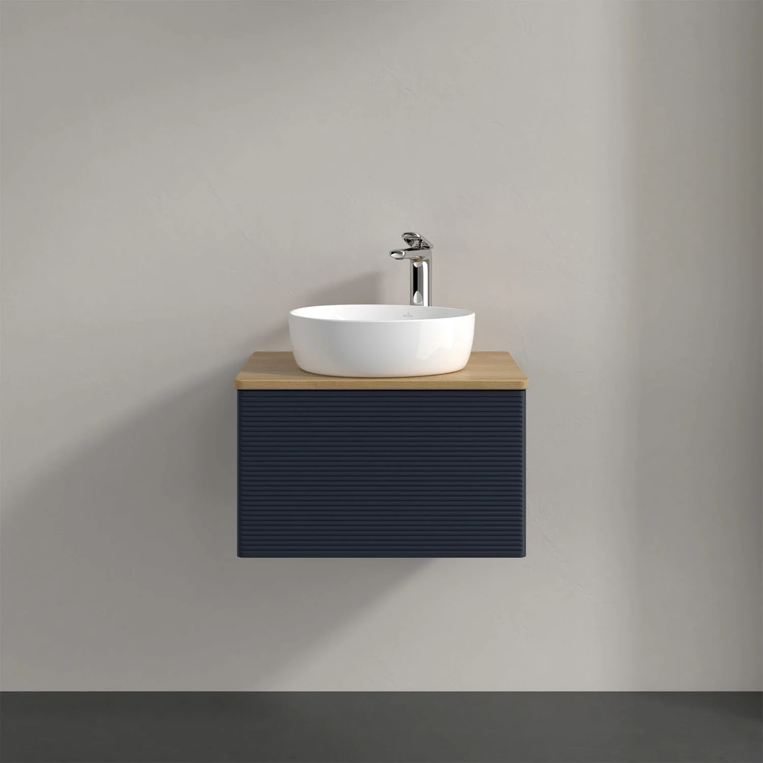 Umywalka z drewnianą powierzchnią i białą umywalką, Villeroy & Boch