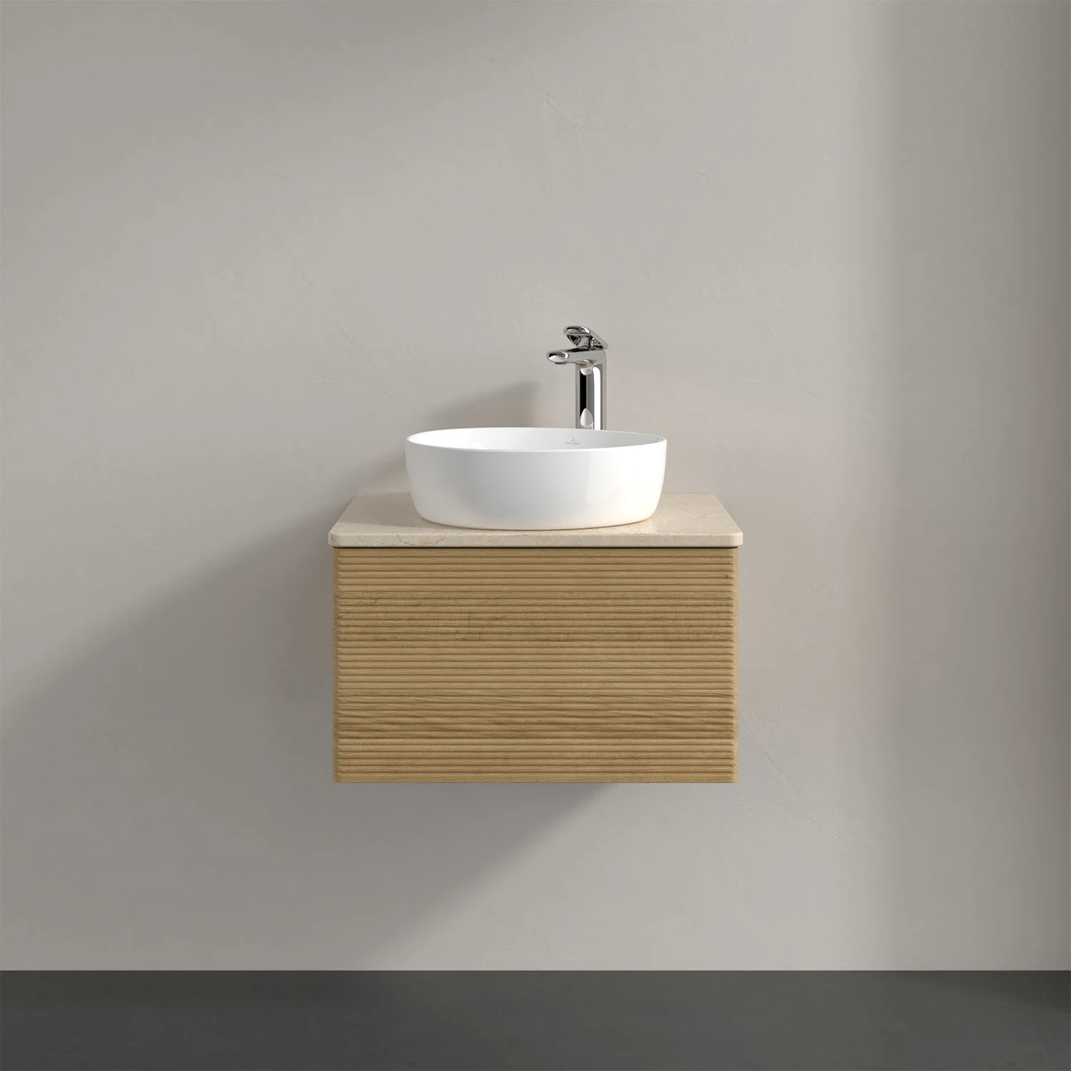 Umywalka w kolorze drewna z wolnostojącą baterią z bliska, Villeroy & Boch