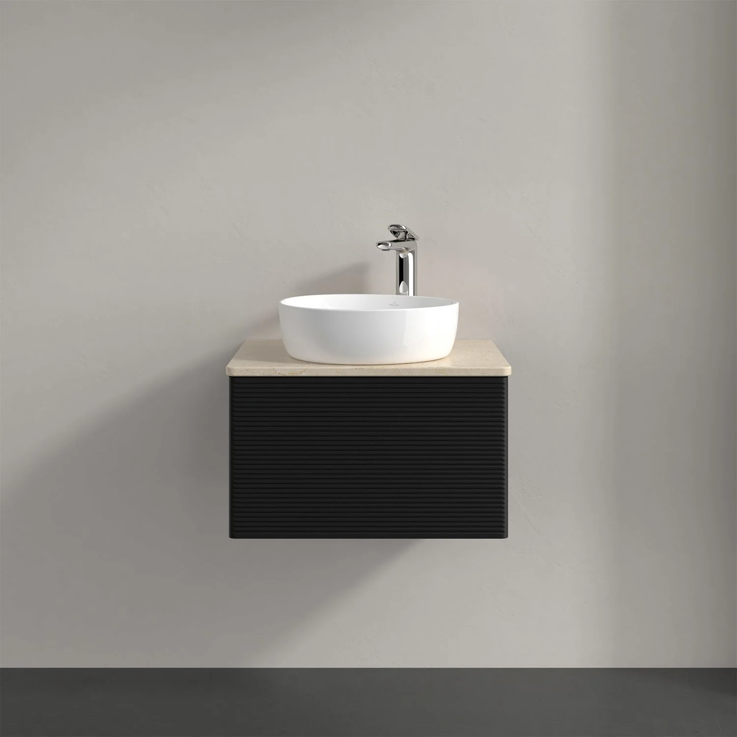 Czarna umywalka z wolnostojącą baterią z bliska, Villeroy & Boch