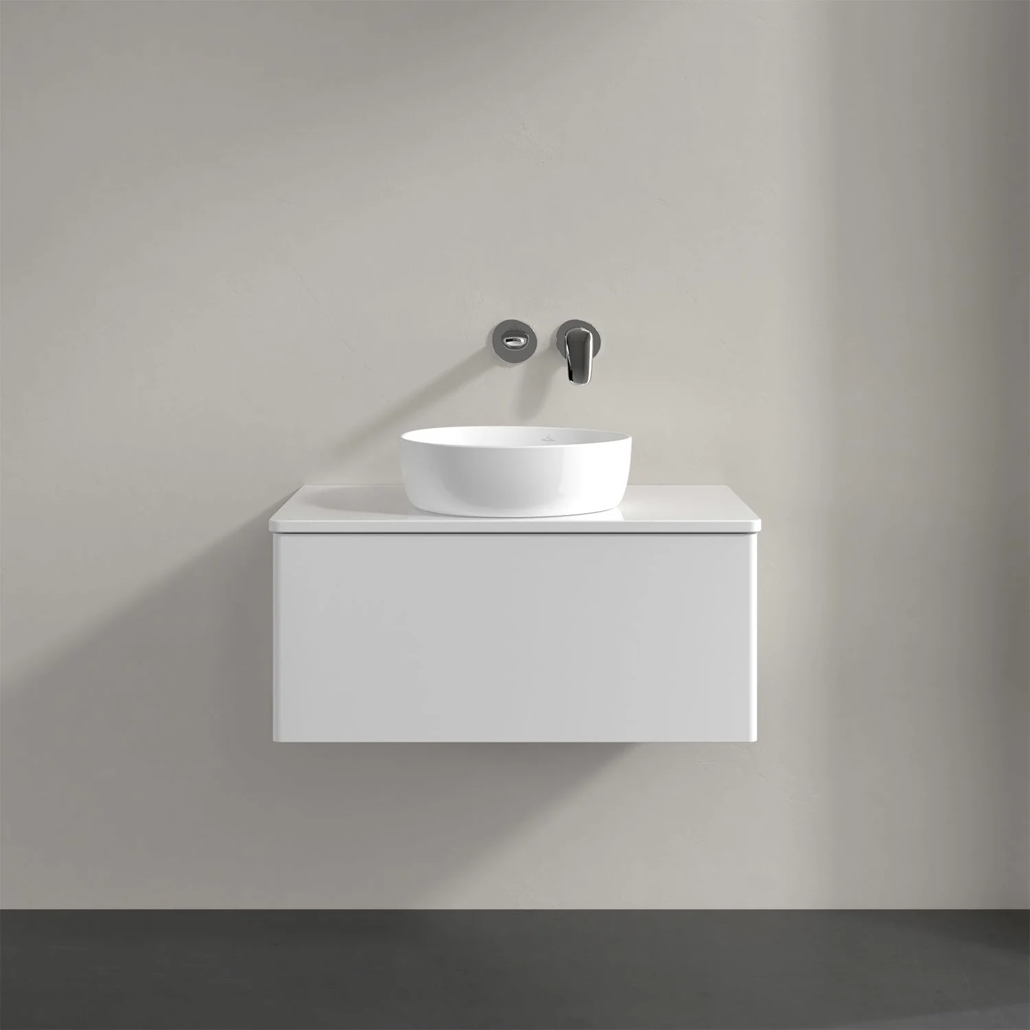 Biała umywalka z baterią ścienną z bliska, Villeroy & Boch
